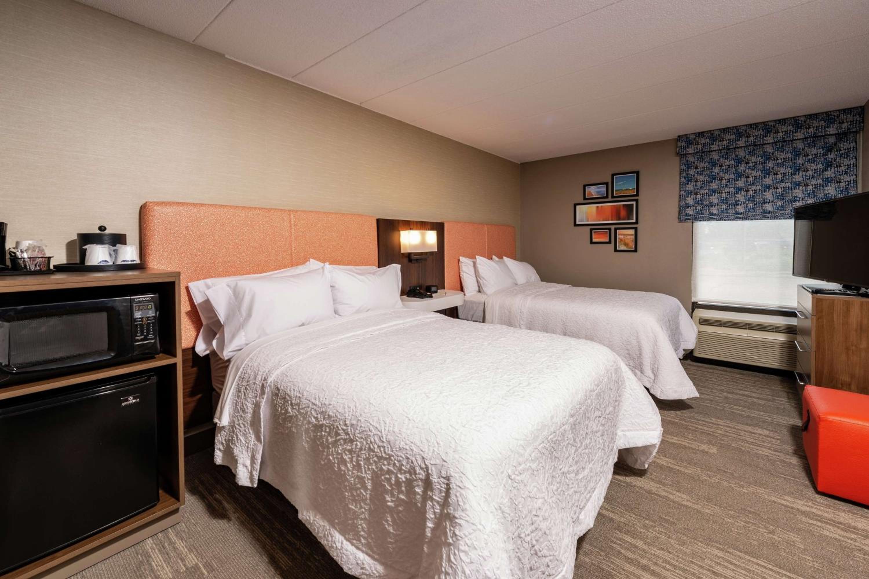 Double Room with Two Double Beds and Roll-In Shower - Mobility Accessible/Non-Smoking - Photo 3