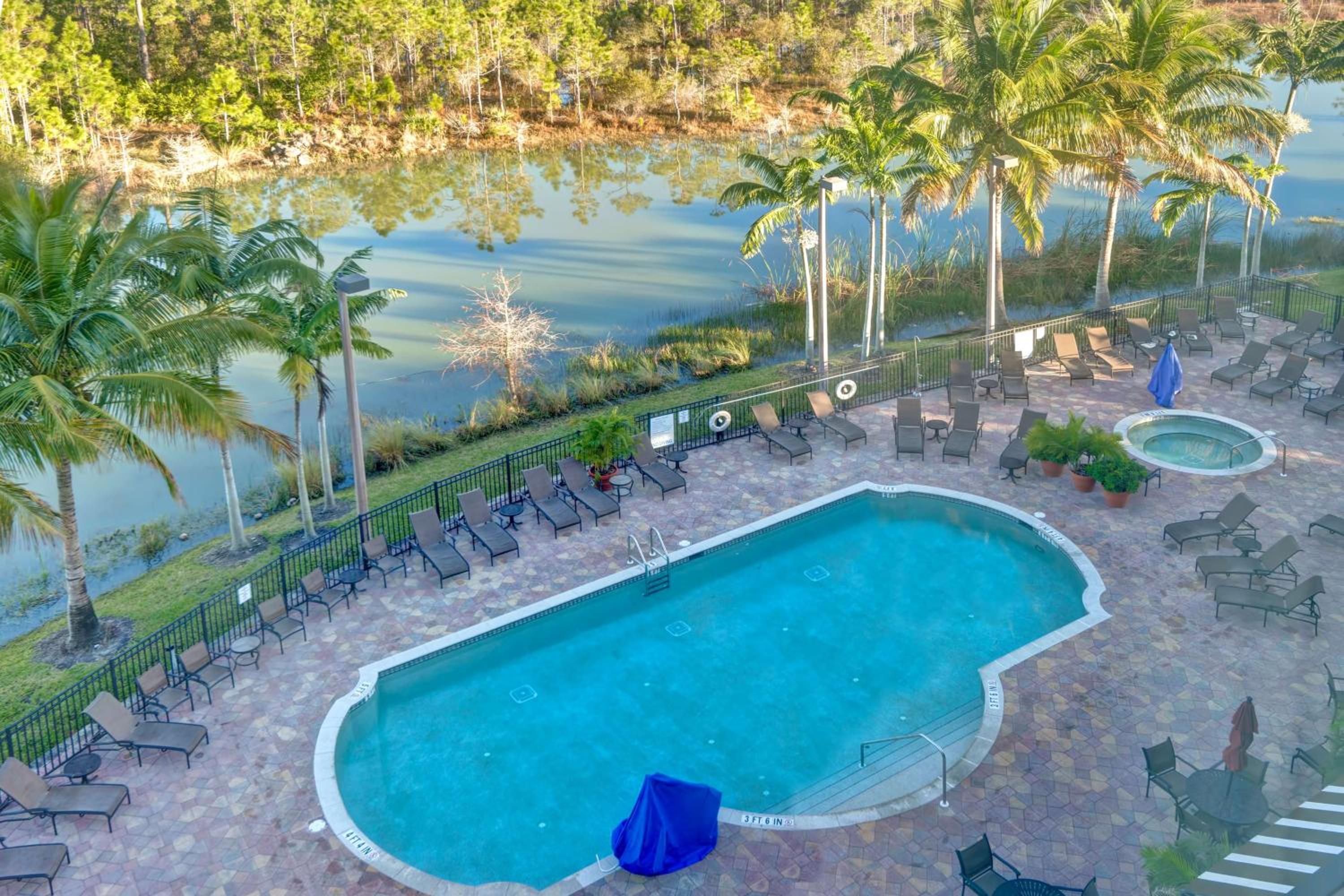King Suite with Pool View - Non-Smoking - Photo 2