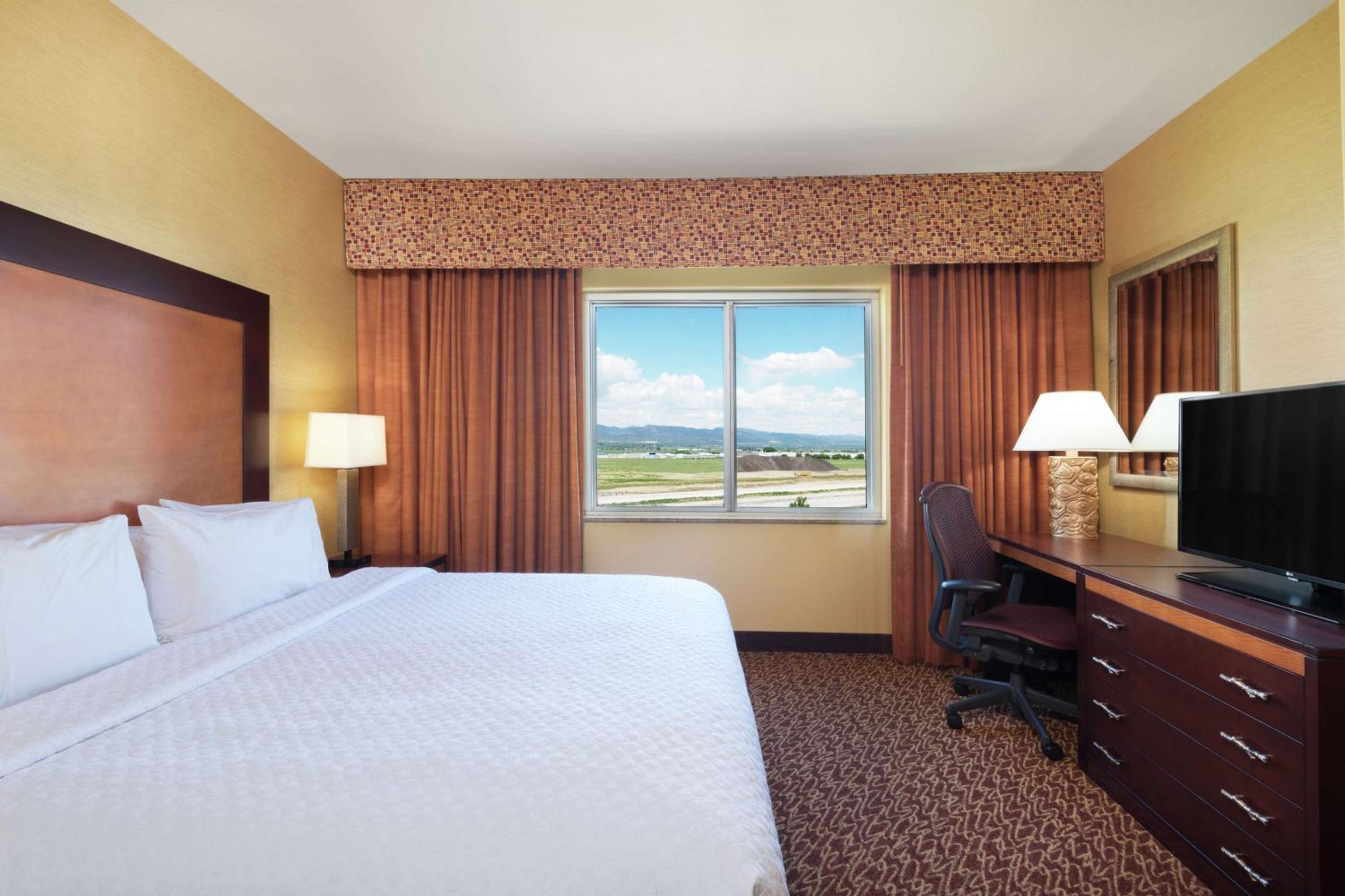 King Suite with Mountain View - Allergy Friendly - Photo 1