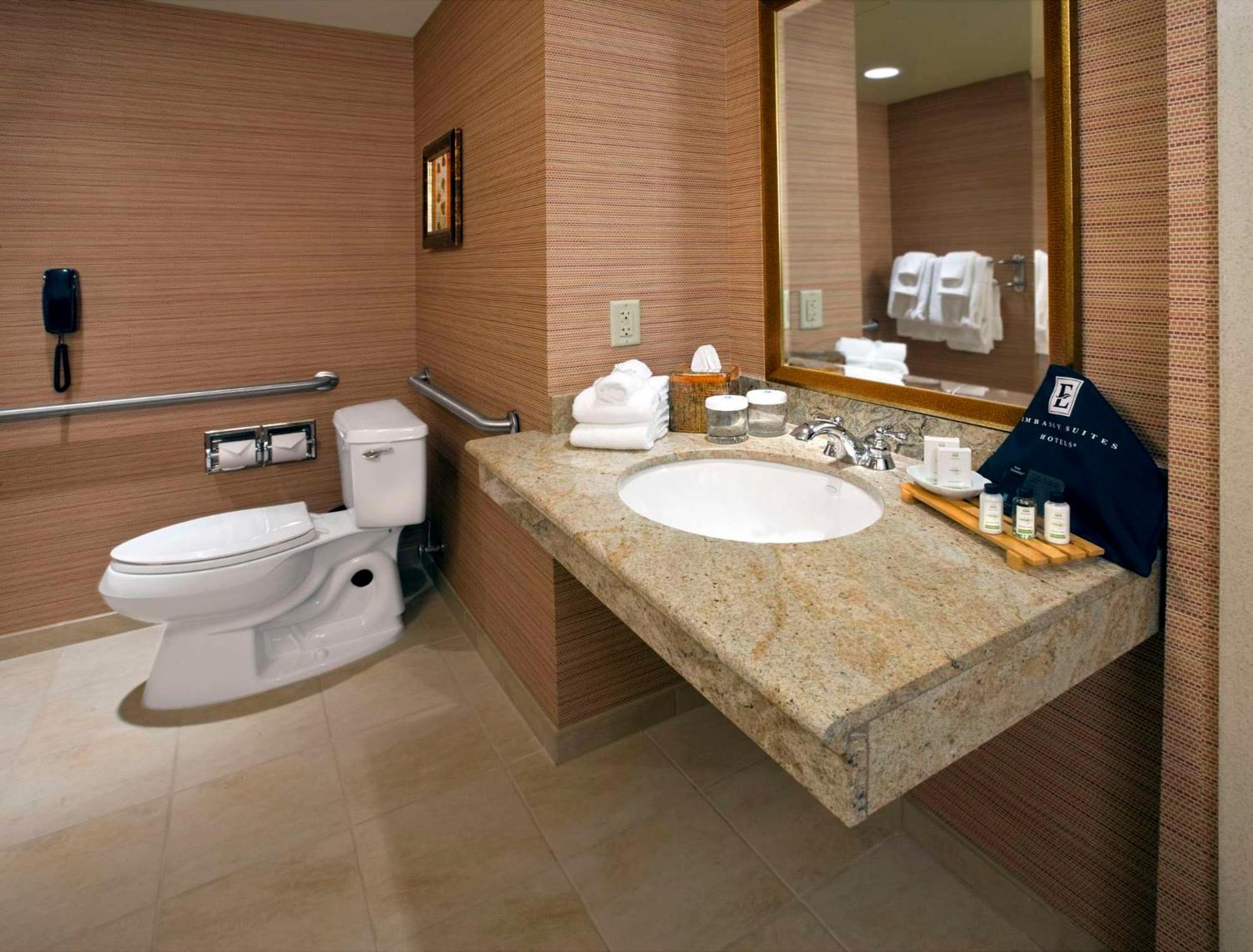 King Room - Disability Access Hearing Accessible Tub - Photo 5
