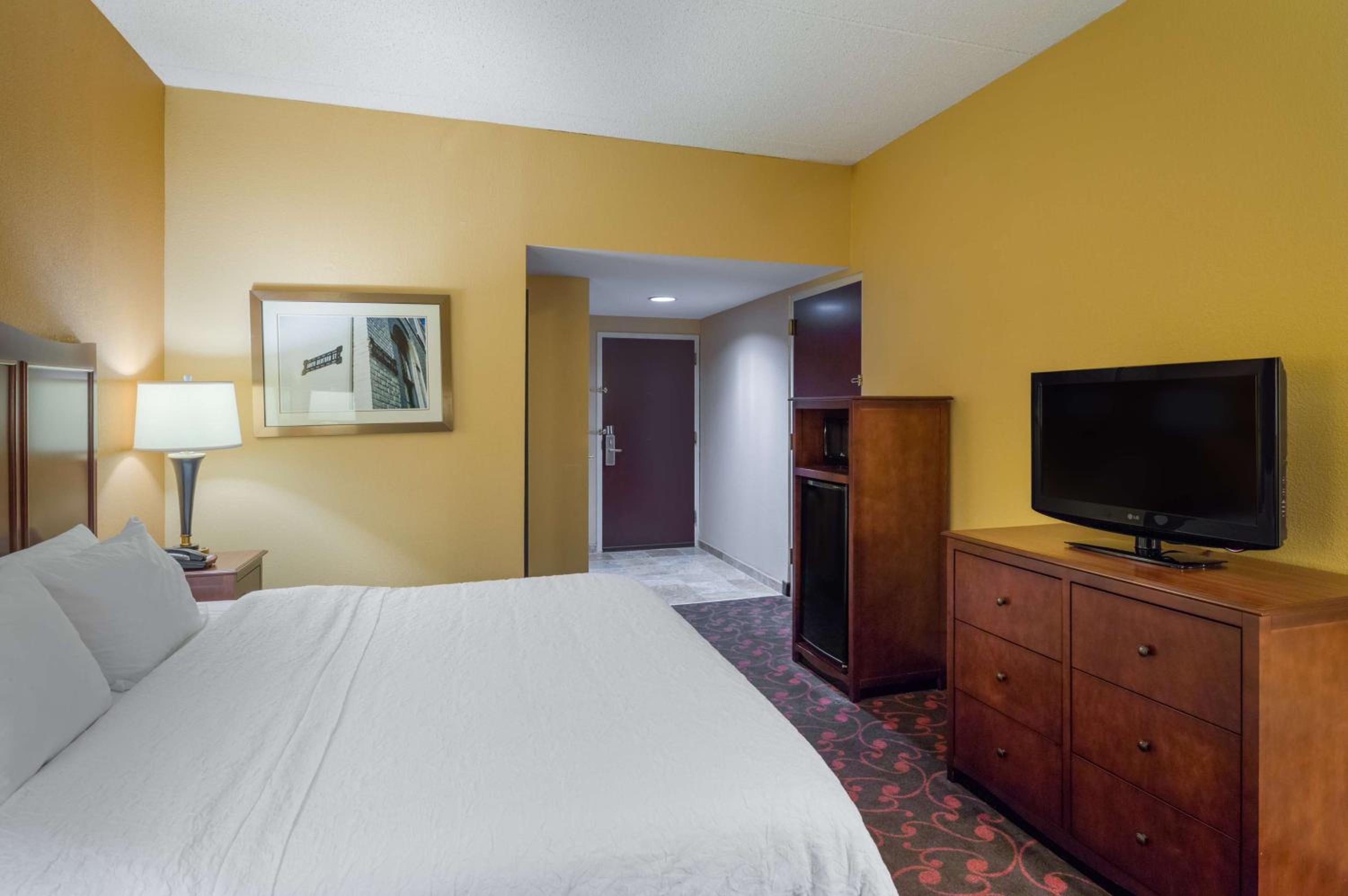 King Room with Accessible Tub - Mobility and Hearing Access/Non-Smoking photo 1