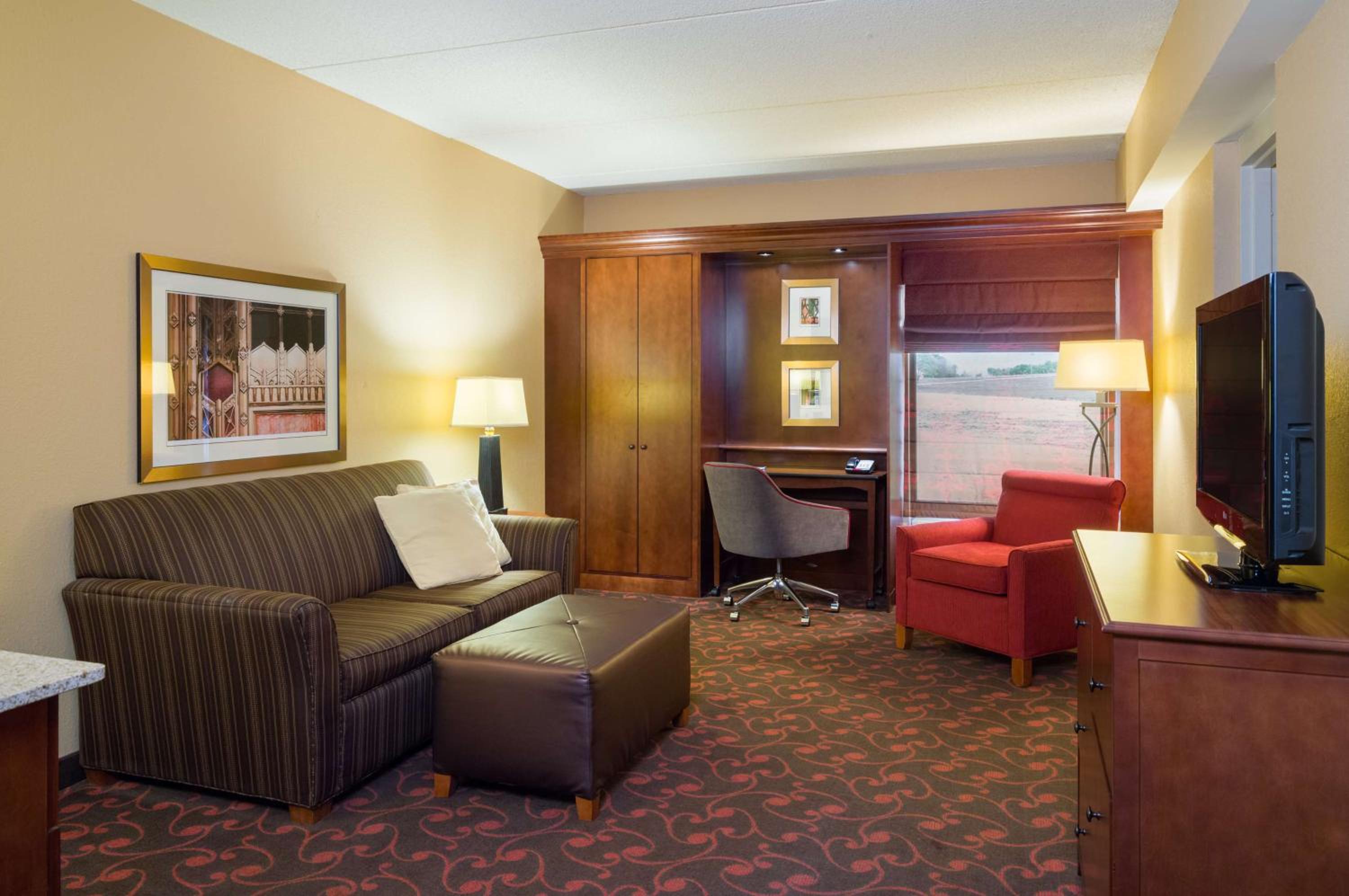 One-Bedroom Queen Suite with Sofa Bed - Non-Smoking - Photo 1