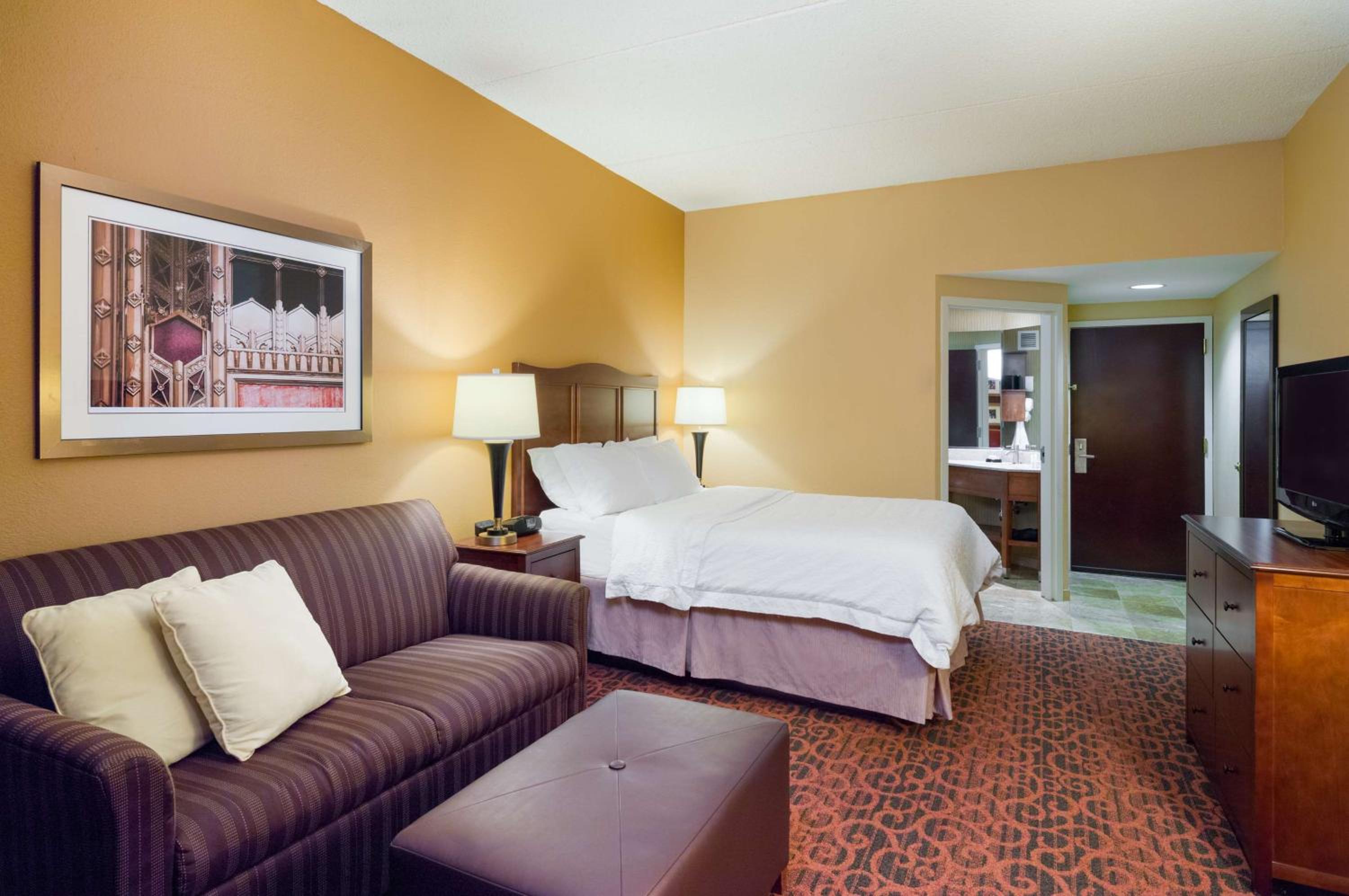 Queen Room with Microwv/Fridge -  Non-Smoking - Photo 1