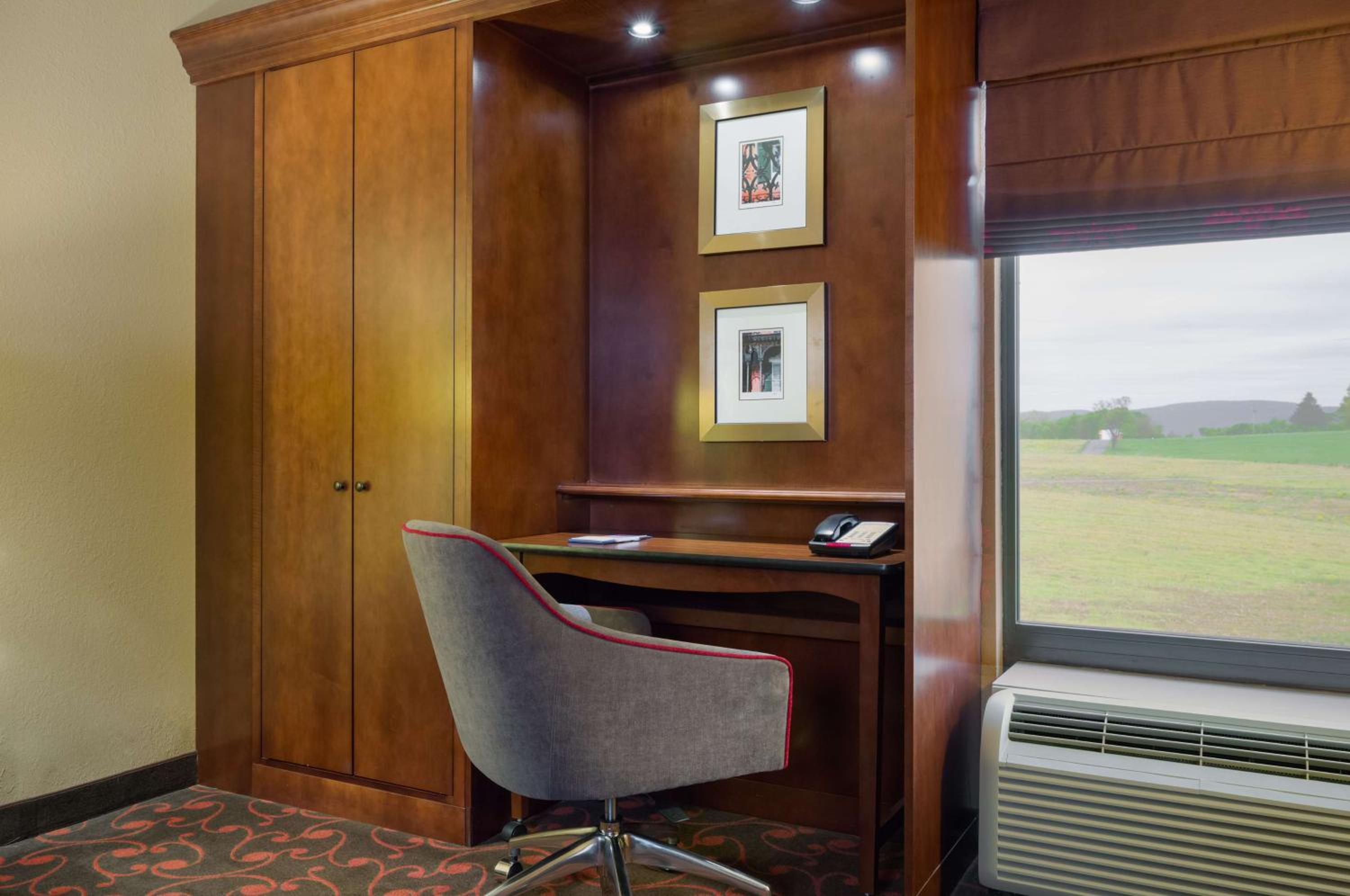 Executive King Room with Sofa Bed - Non-Smoking - Photo 3