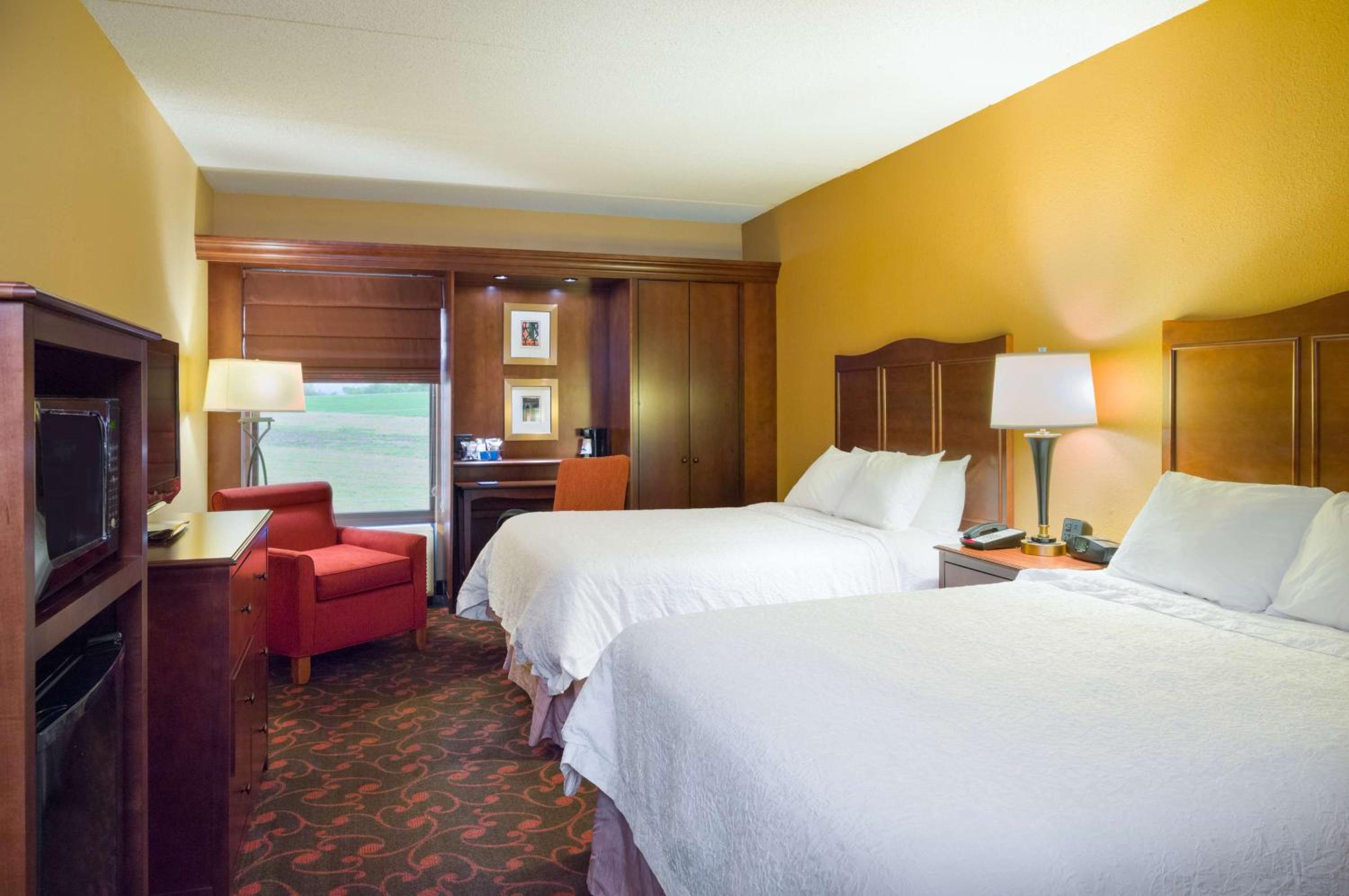 Queen Room with Two Queen Beds - Non-Smoking photo 2