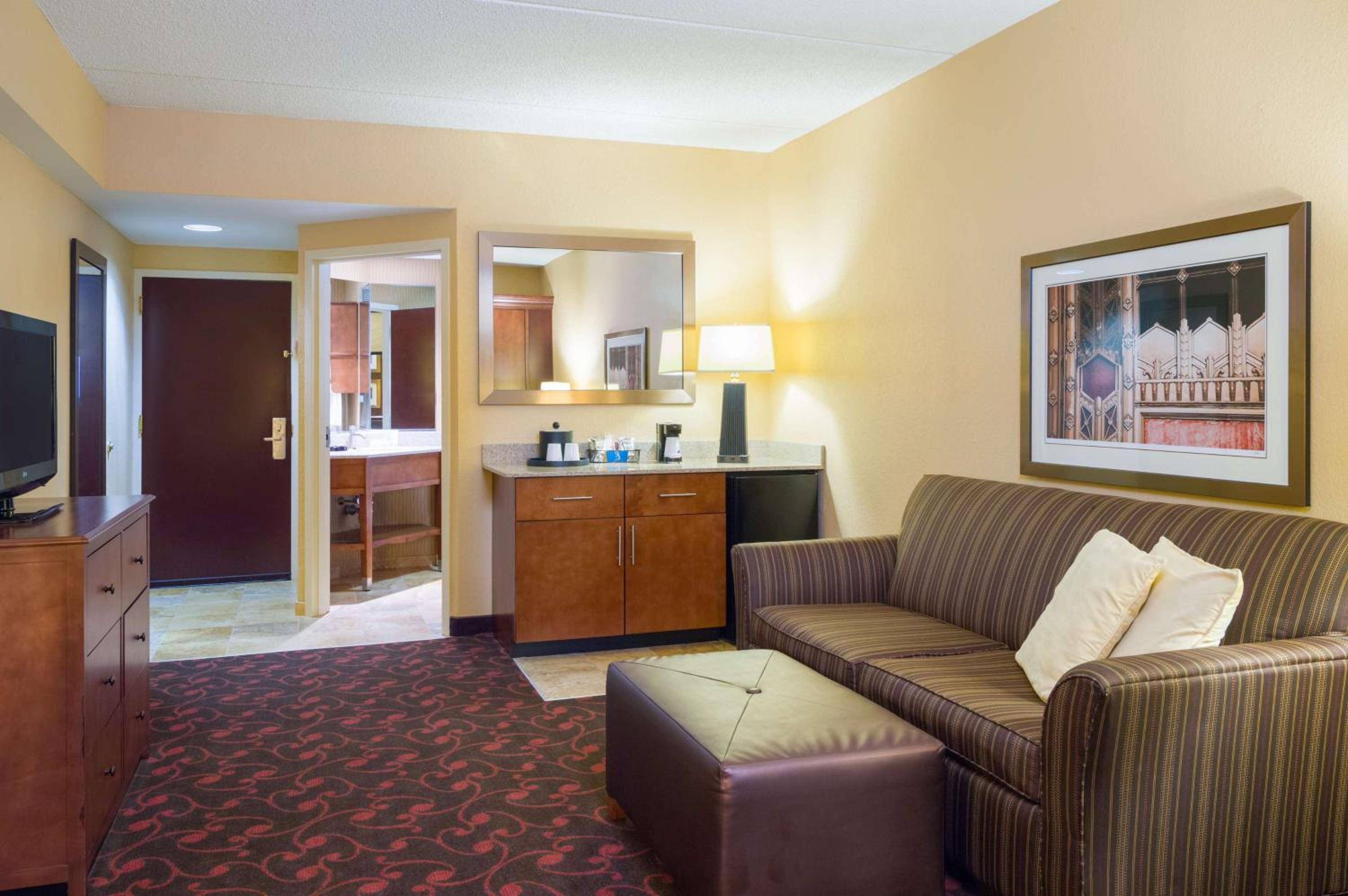 One-Bedroom Queen Suite with Sofa Bed - Non-Smoking - Photo 3