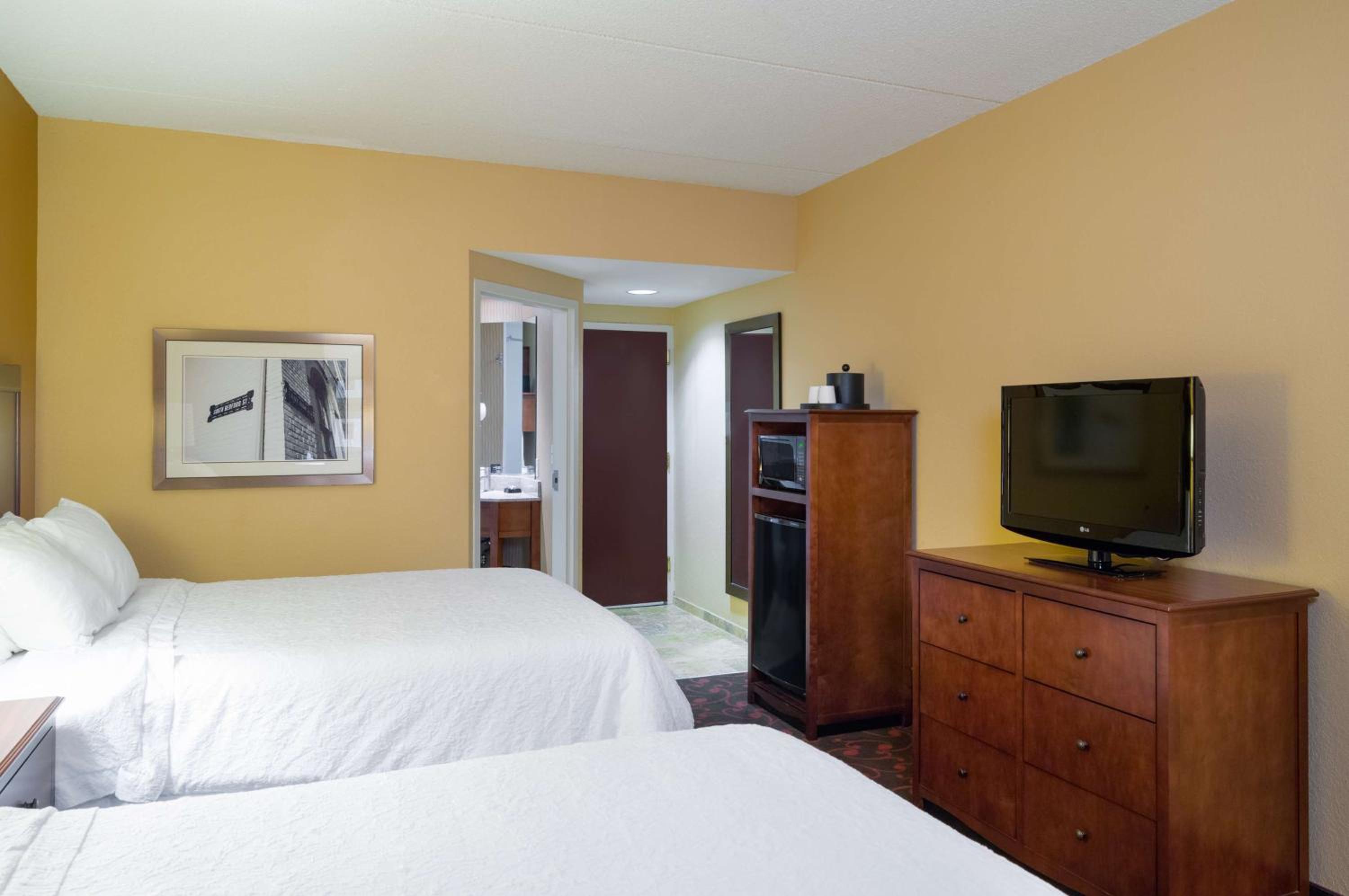 Queen Room with Two Queen Beds - Non-Smoking photo 3