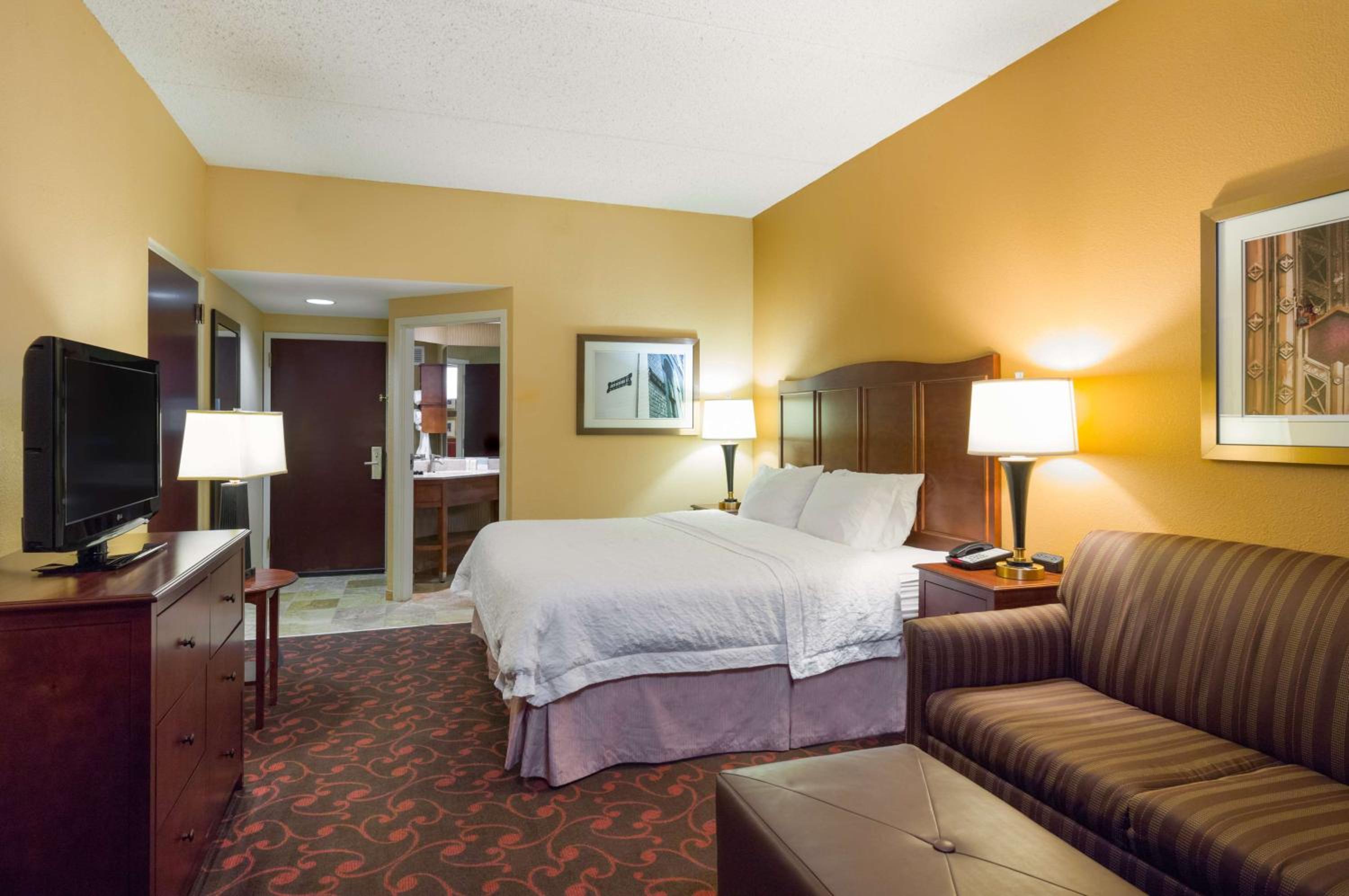 Executive King Room with Sofa Bed - Non-Smoking - Photo 1