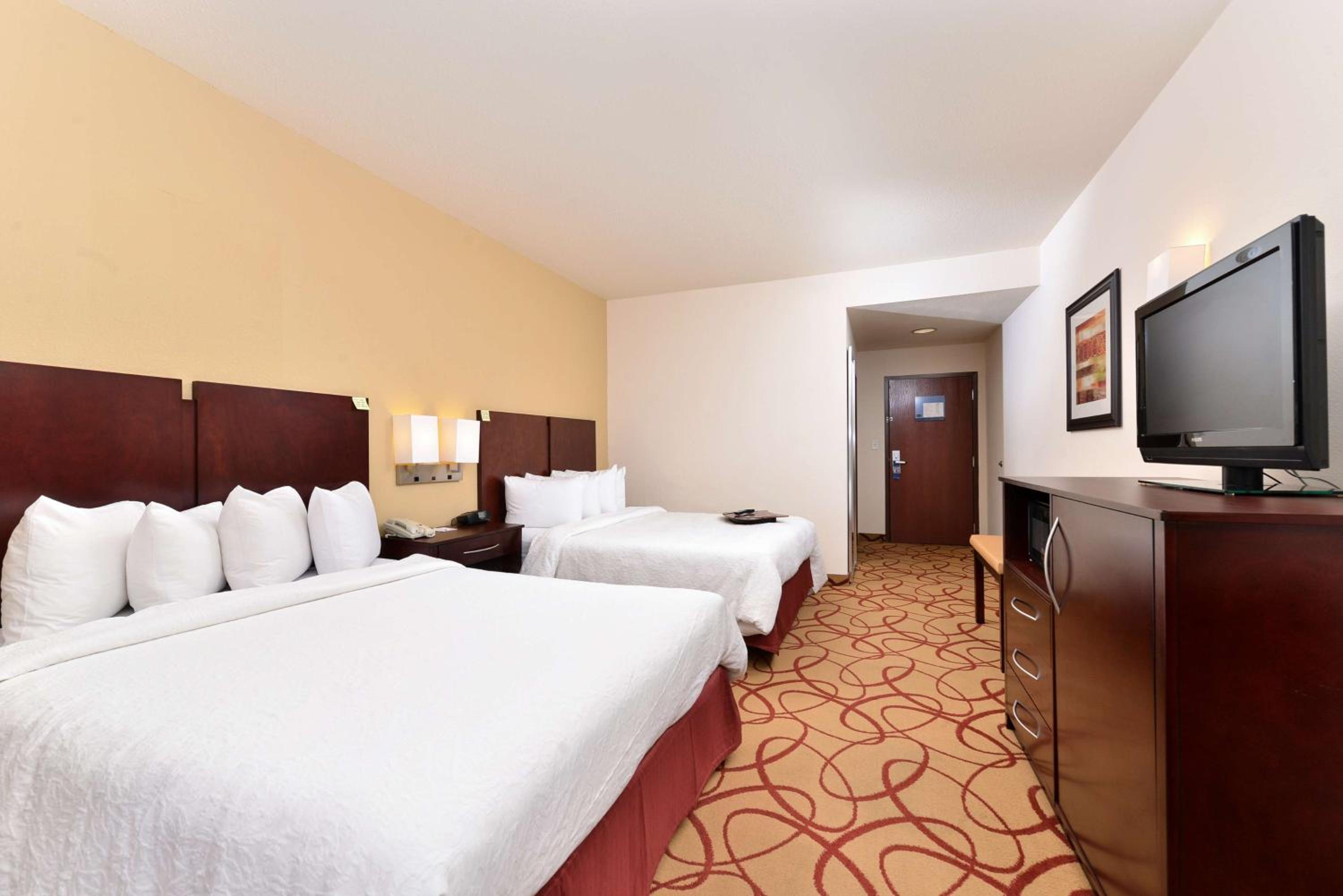 Room with Two Queen Beds - Non-Smoking - Photo 1