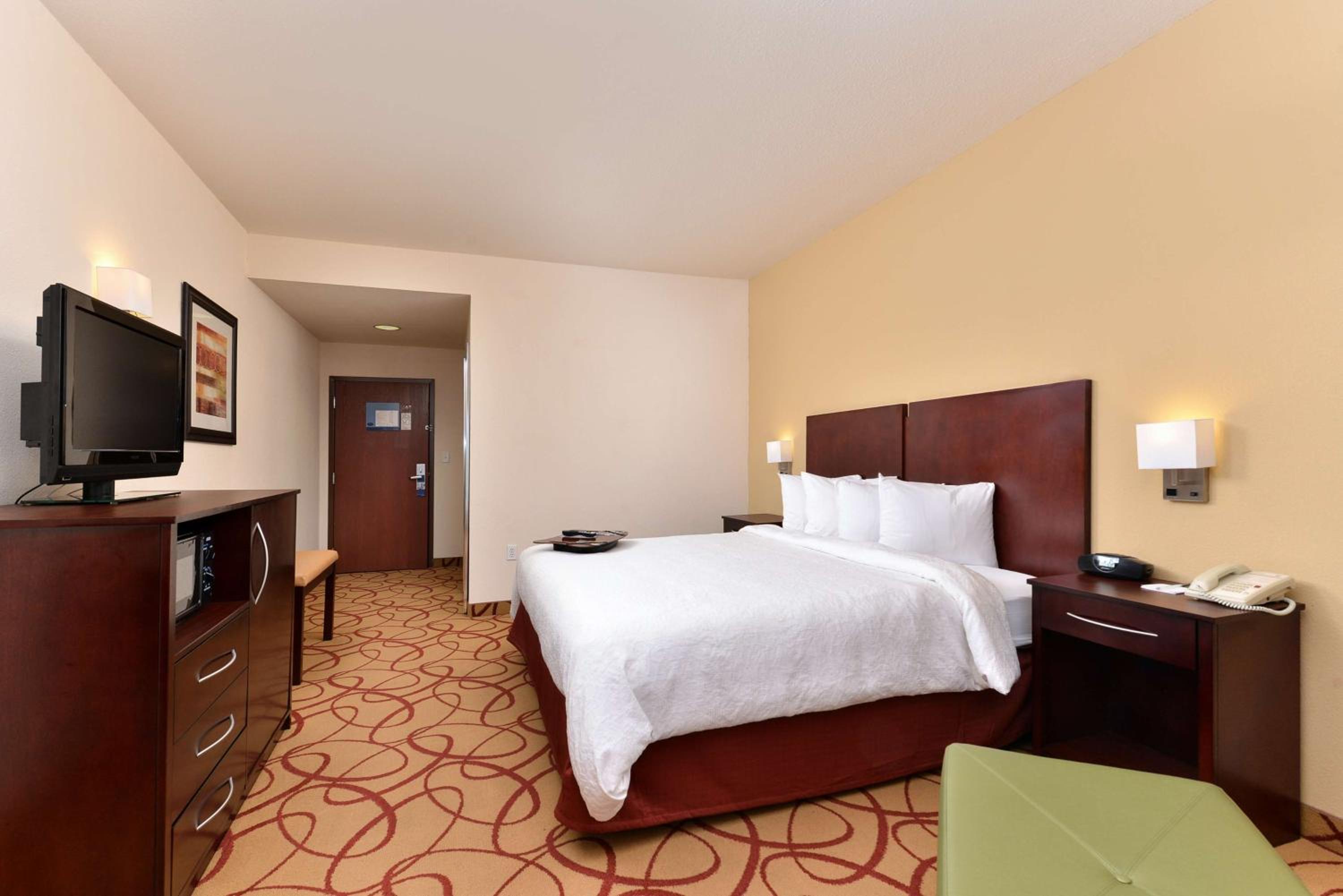 King Room with King Bed - Non-Smoking - Photo 2