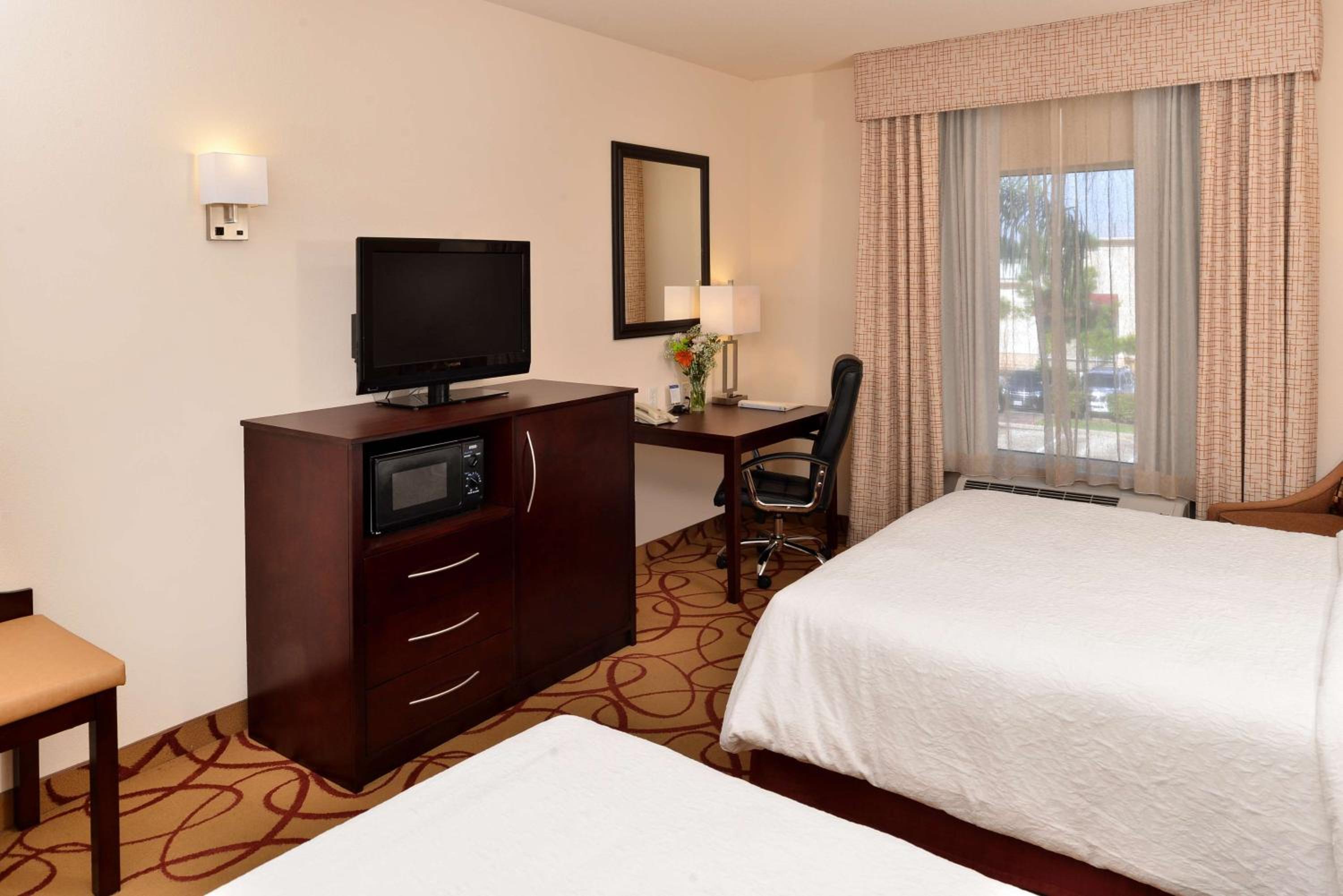 Room with Two Queen Beds - Non-Smoking - Photo 3