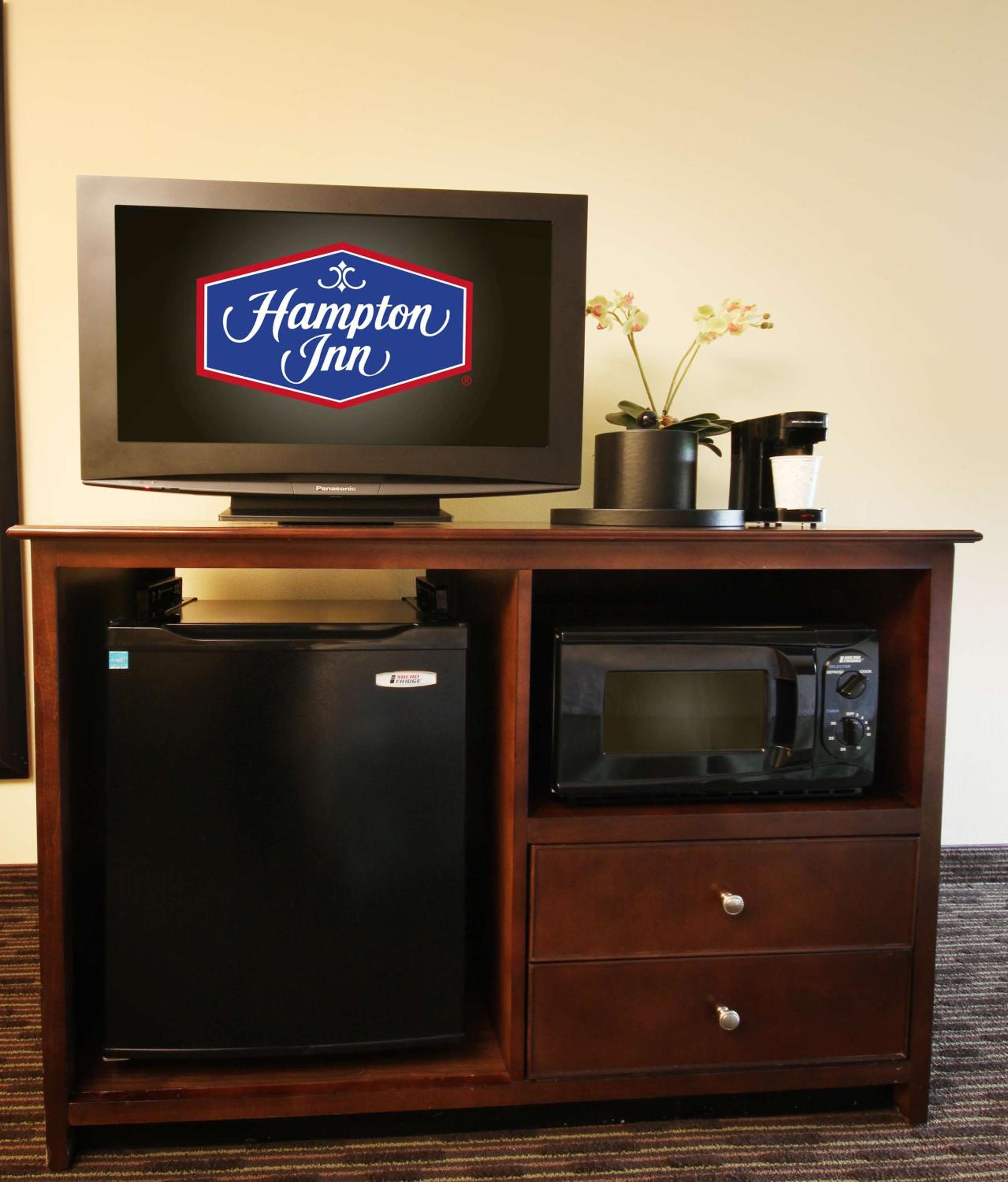 Non-Smoking King Room With Microwave/Refrigerator photo 2