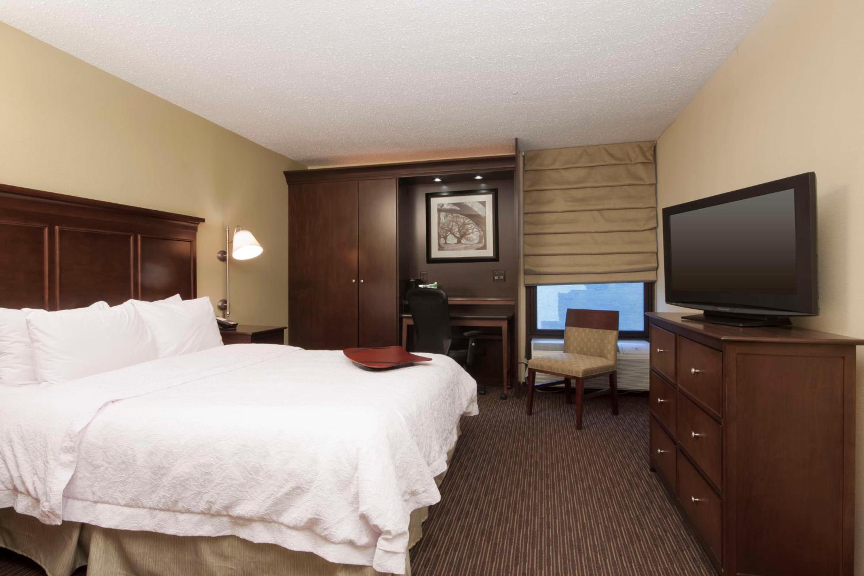 Double Room with Tub - Mobility and Hearing Accessible/Non-Smoking - Photo 1
