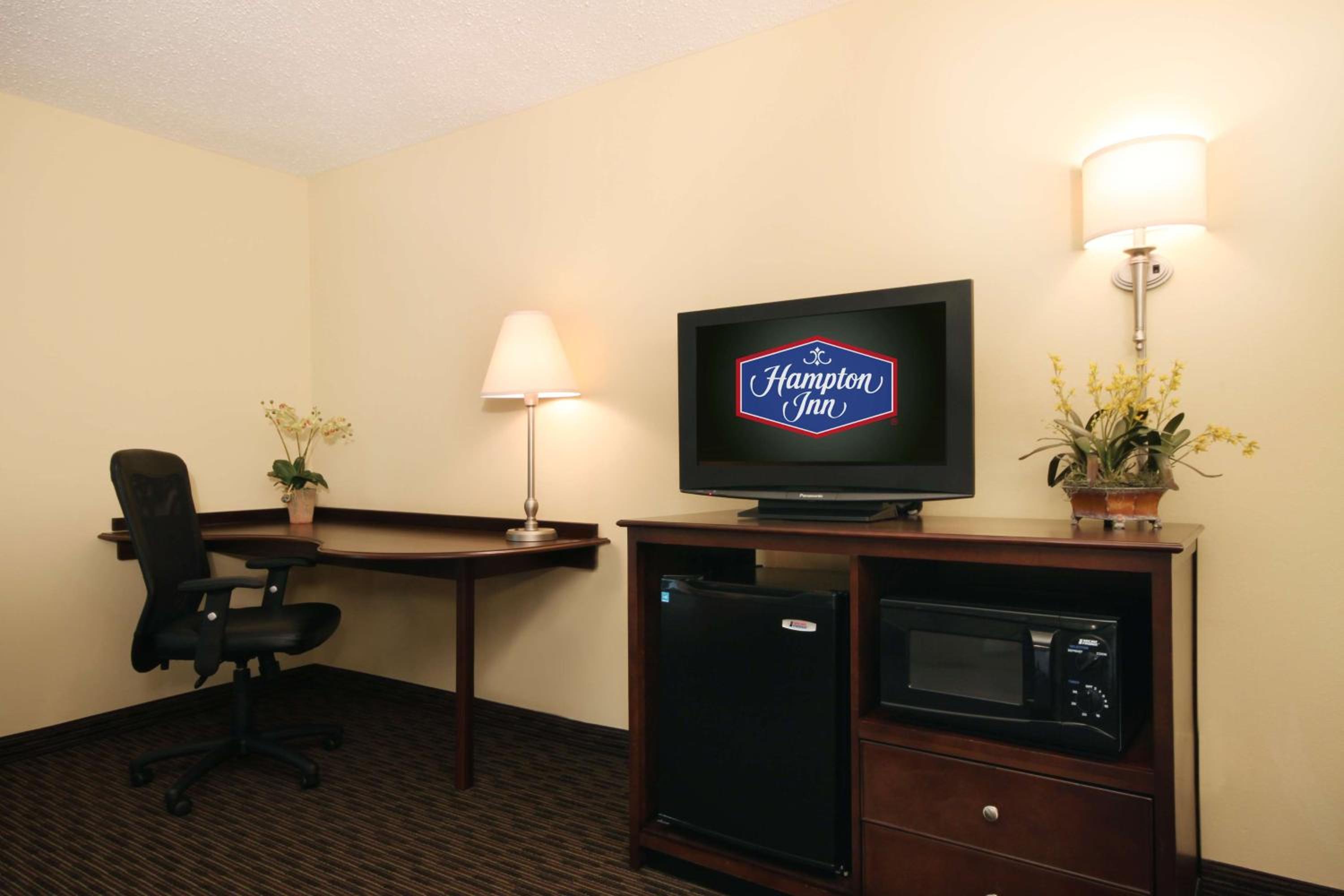 Deluxe King Room - Non-Smoking - Photo 2