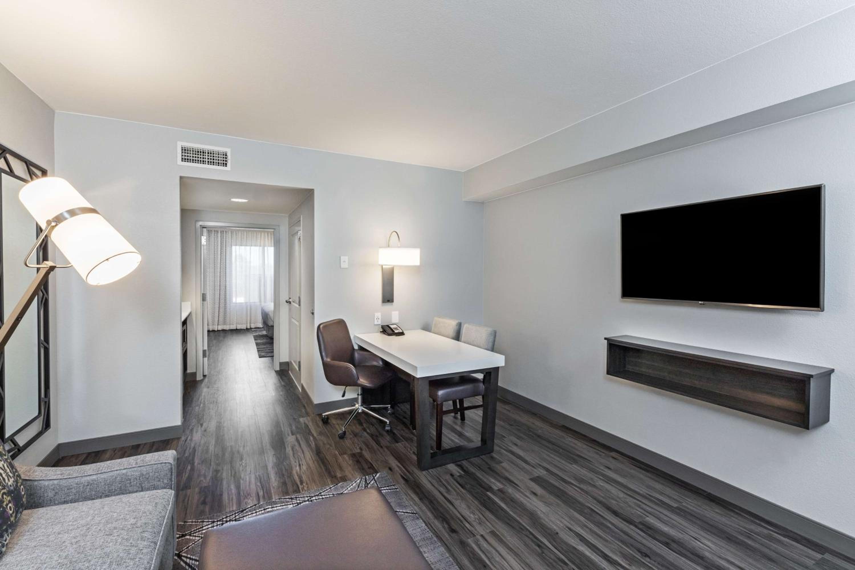 King Suite with Accessible Tub - Mobility and Hearing Access/Non-Smoking - Photo 1