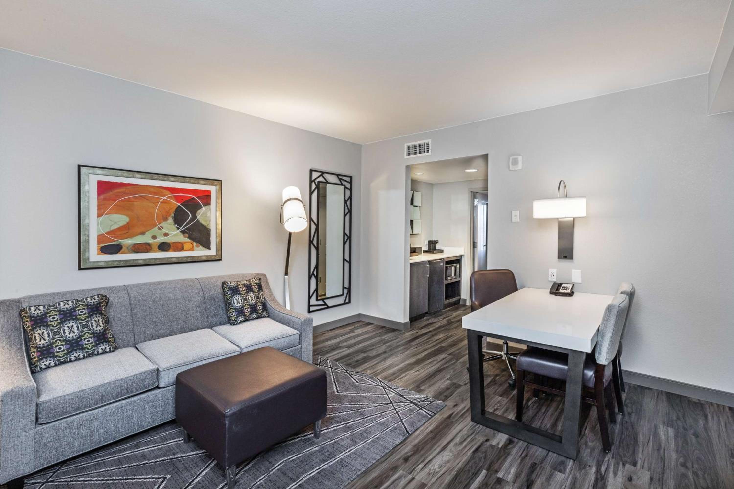 King Suite with Accessible Tub - Mobility and Hearing Access/Non-Smoking - Photo 2