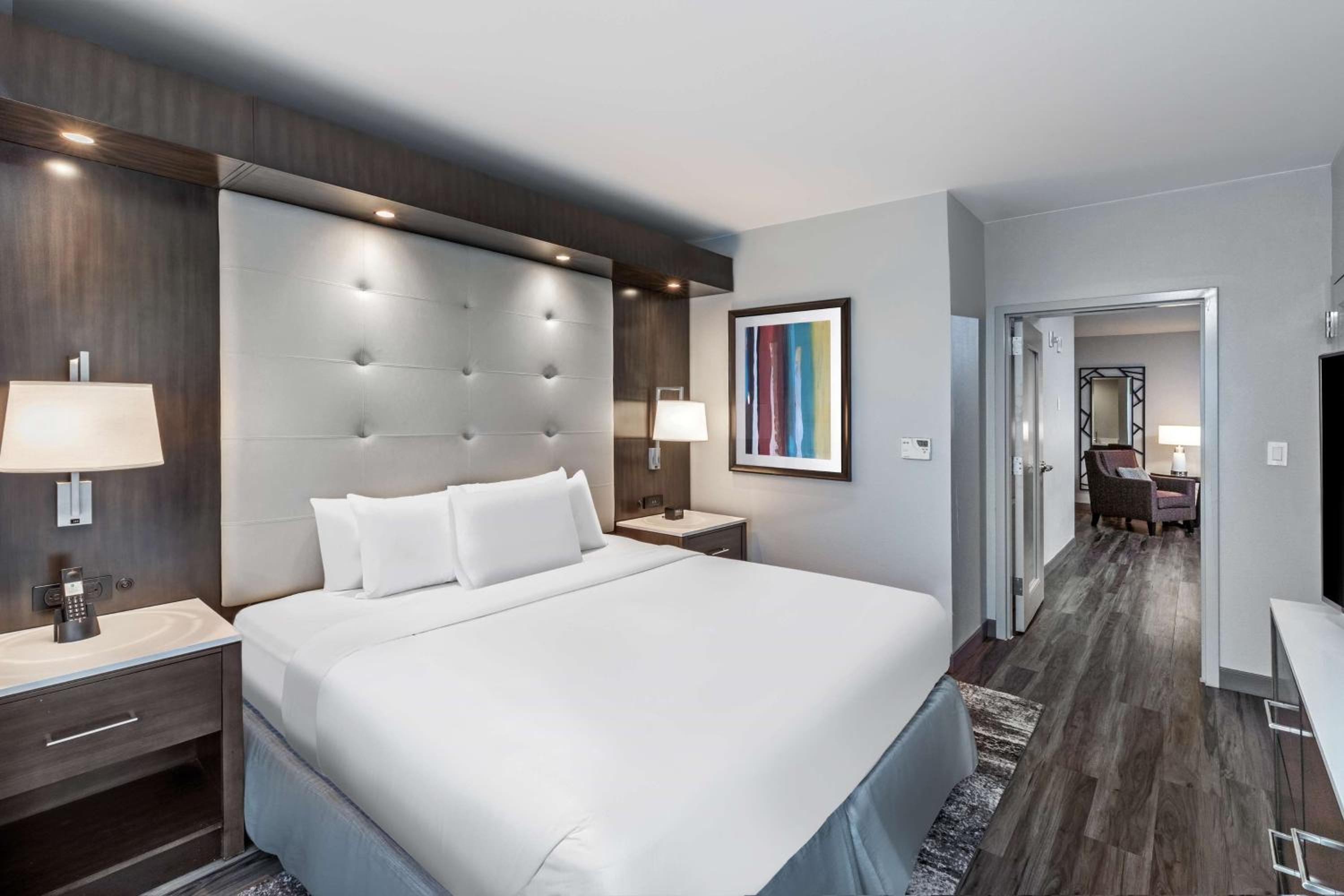 Premium King Suite - Non-Smoking - Photo 5