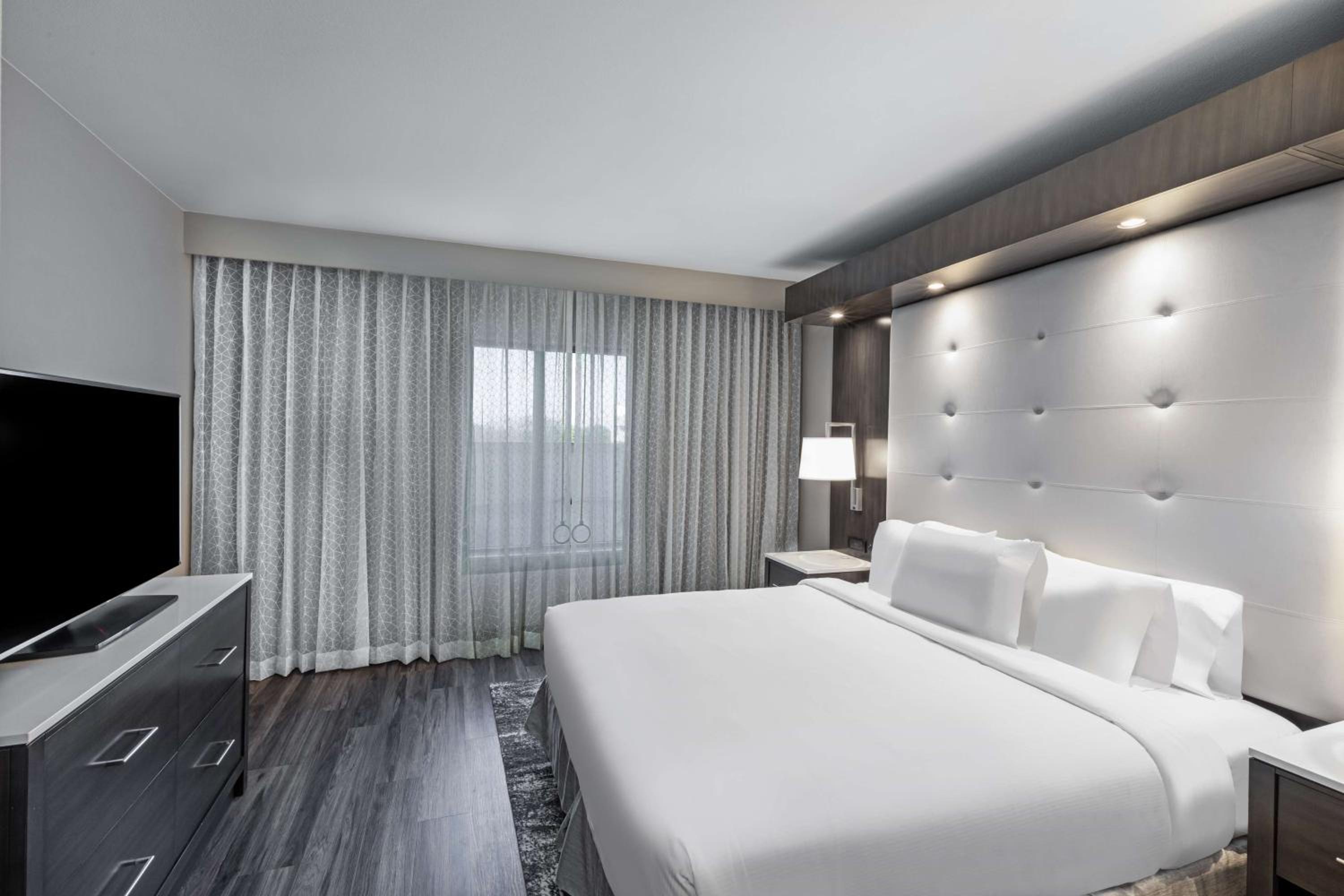 Two-Room King Suite - Non-Smoking - Photo 4