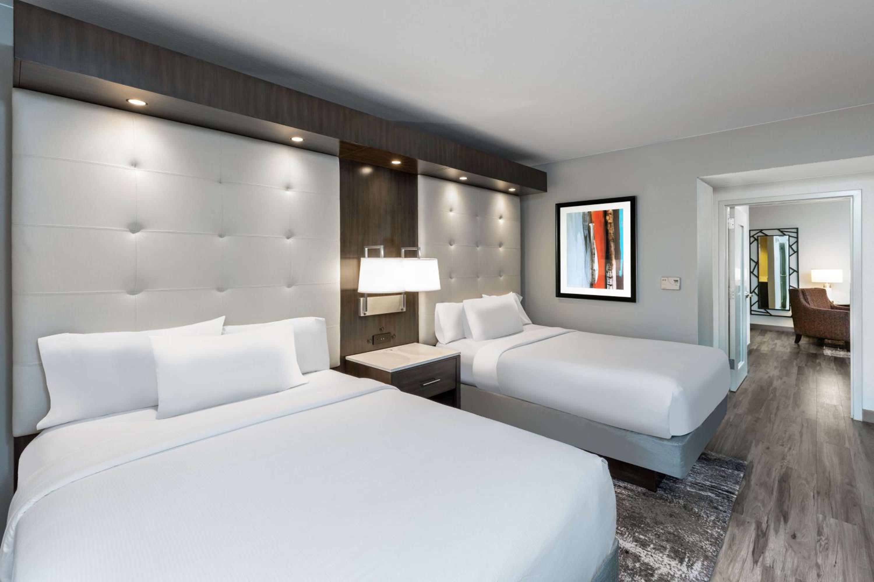 Two-Room Premium Queen Suite - Hearing Accessible/Non-Smoking - Photo 1