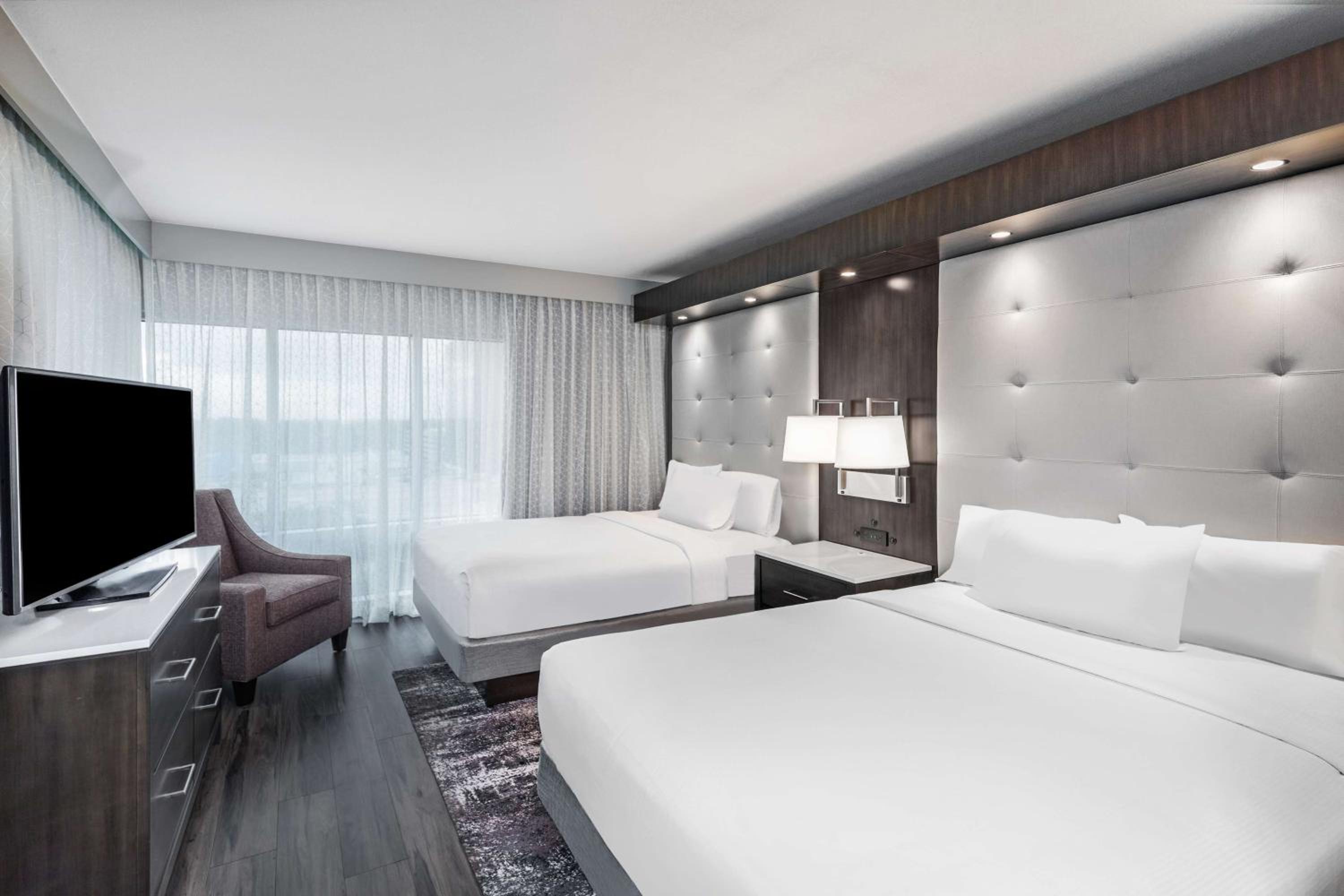 Two-Room Premium Queen Suite - Hearing Accessible/Non-Smoking - Photo 3