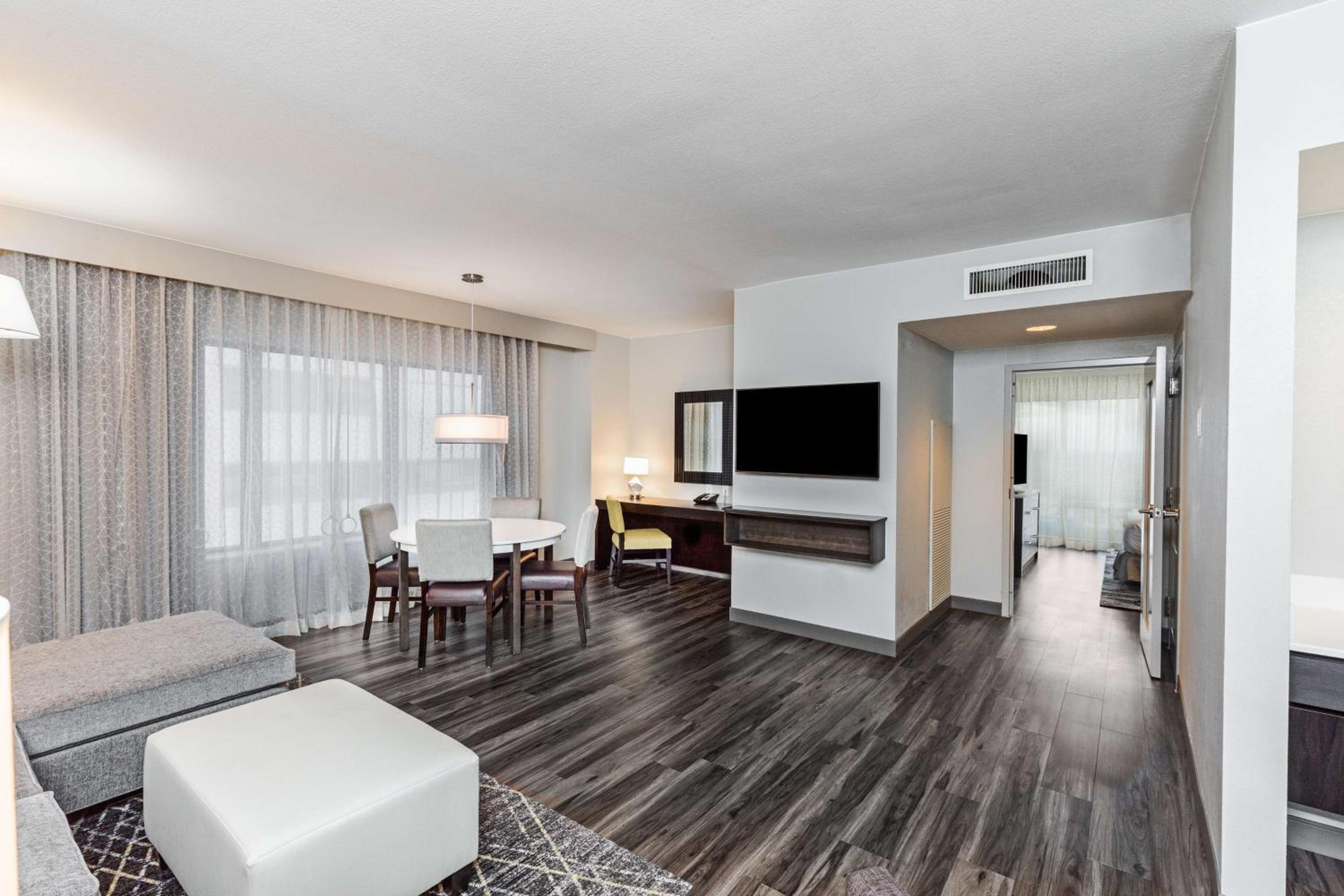Two-Room Premium Corner Queen Suite - Non-Smoking - Photo 4