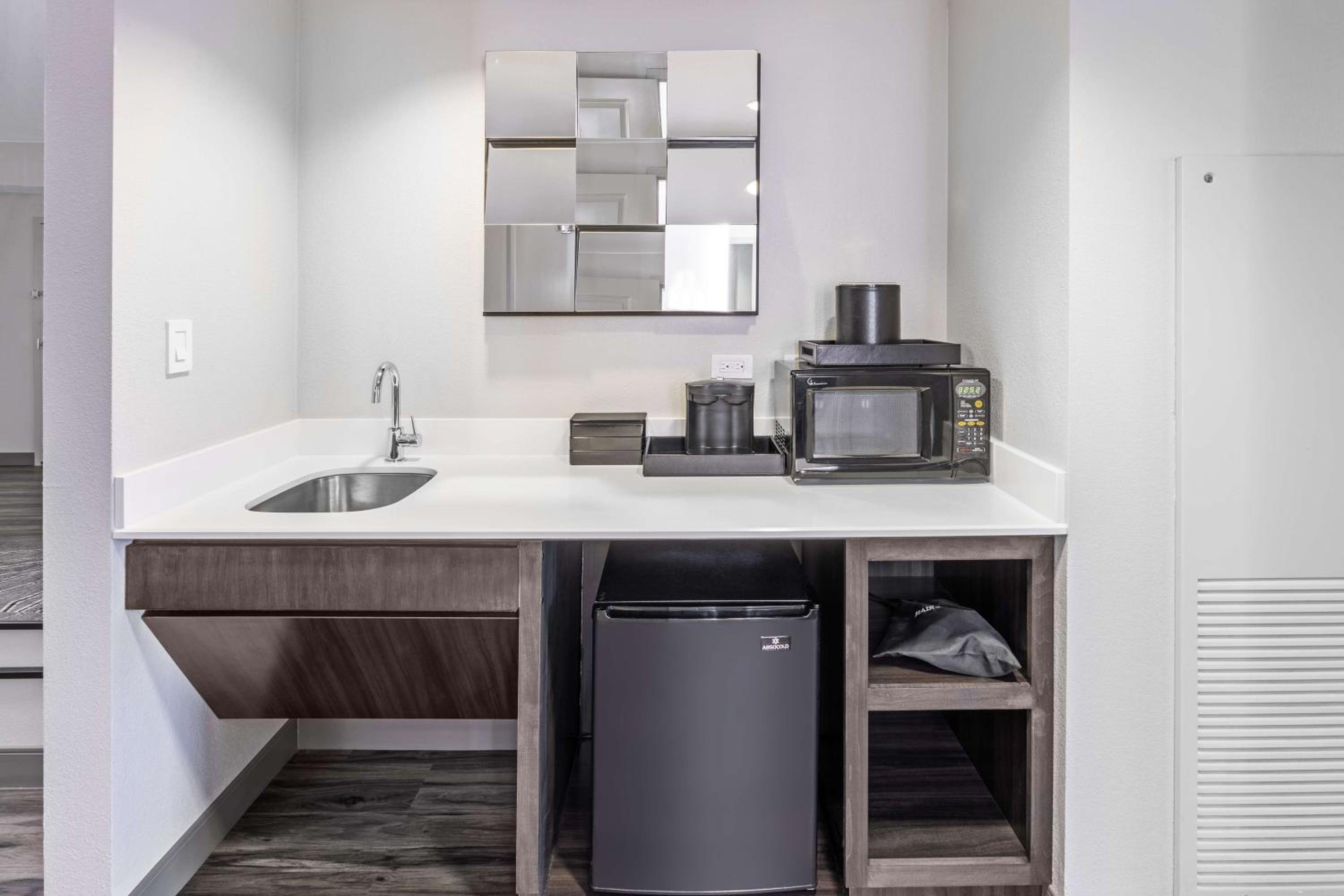 King Suite with Accessible Tub - Mobility and Hearing Access/Non-Smoking - Photo 3