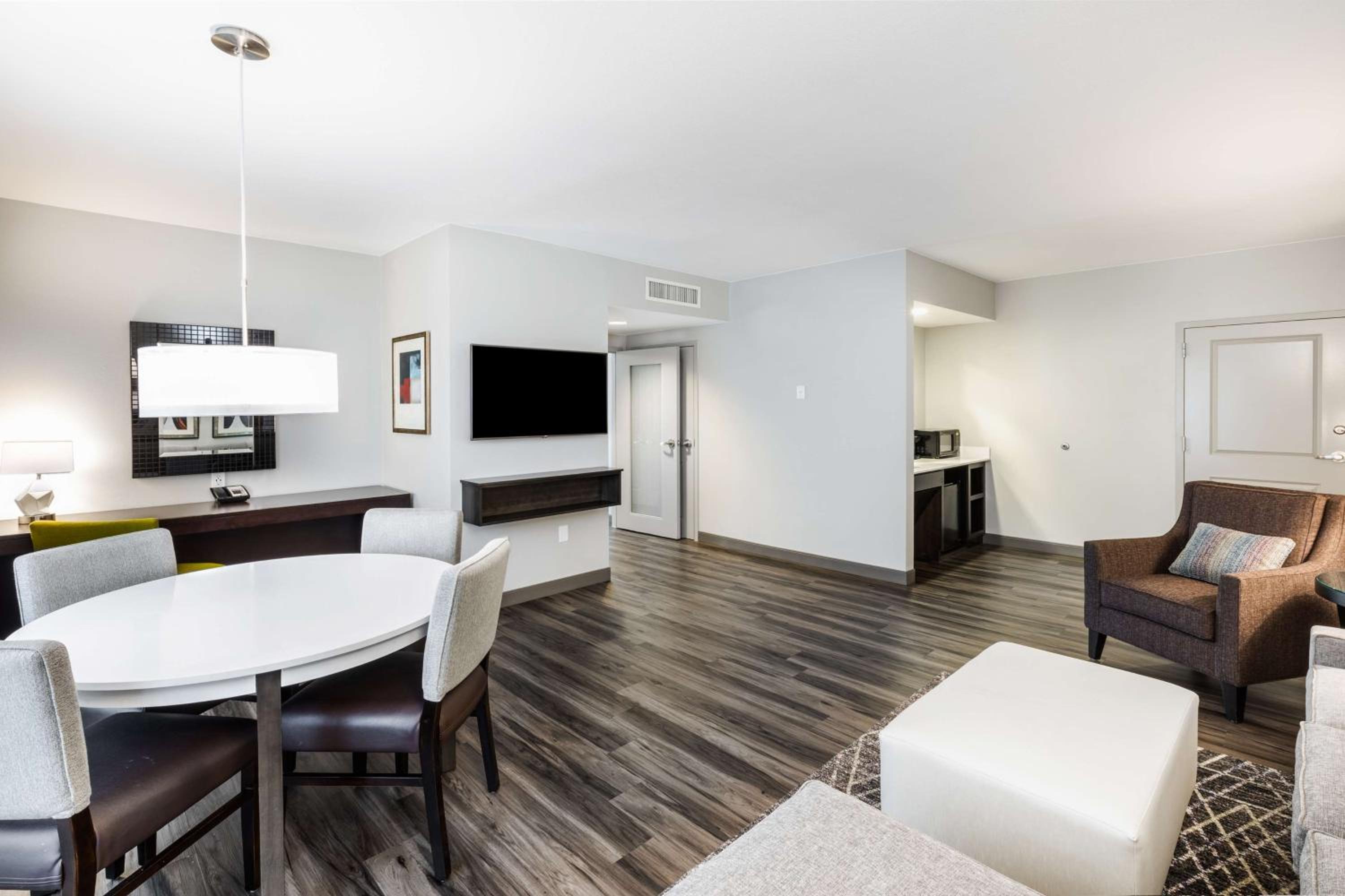 Premium King Suite - Non-Smoking - Photo 7