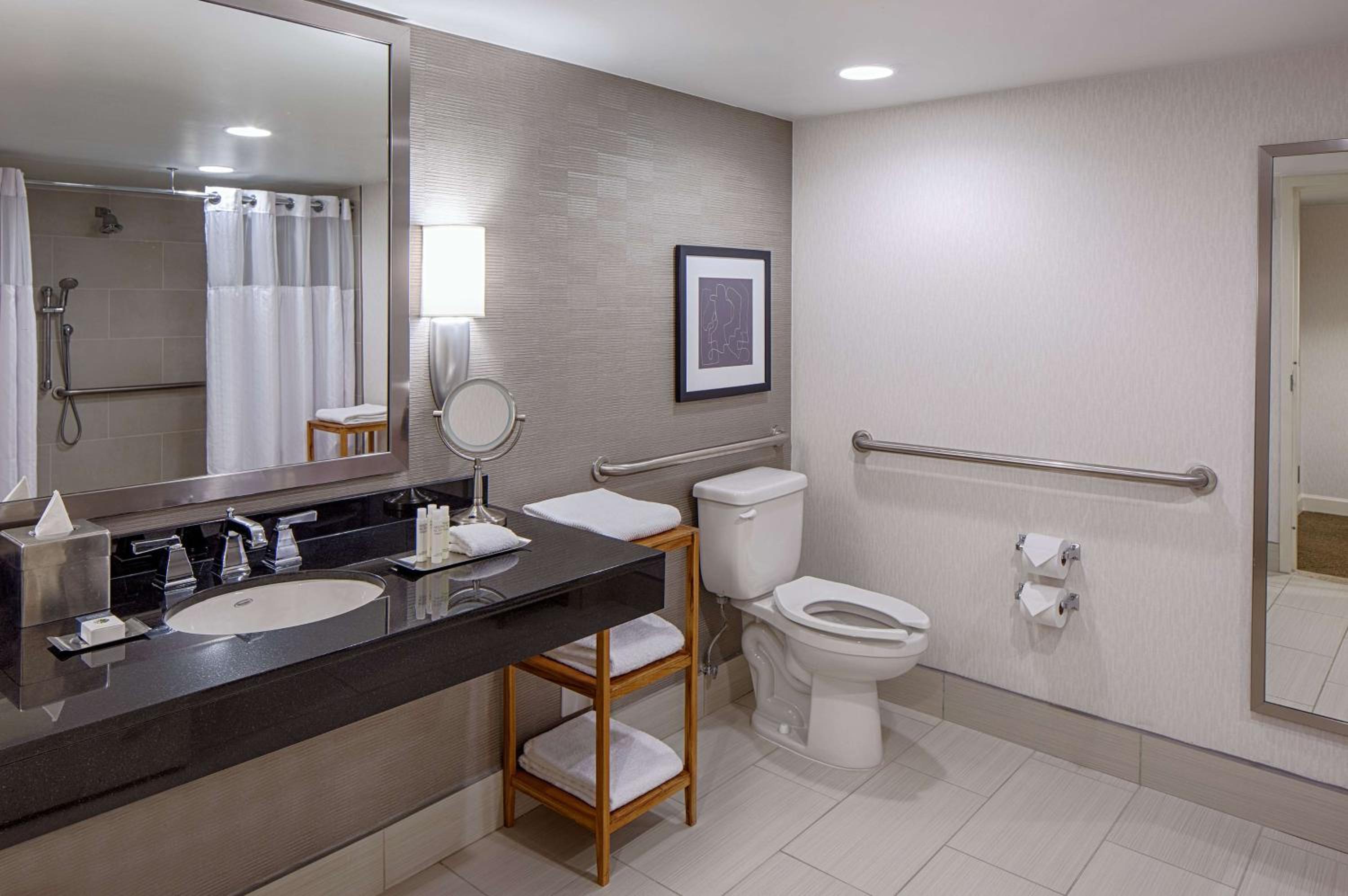Queen Room with Two Queen Beds and Roll-In Shower - Mobility Access/Non-Smoking - Photo 2