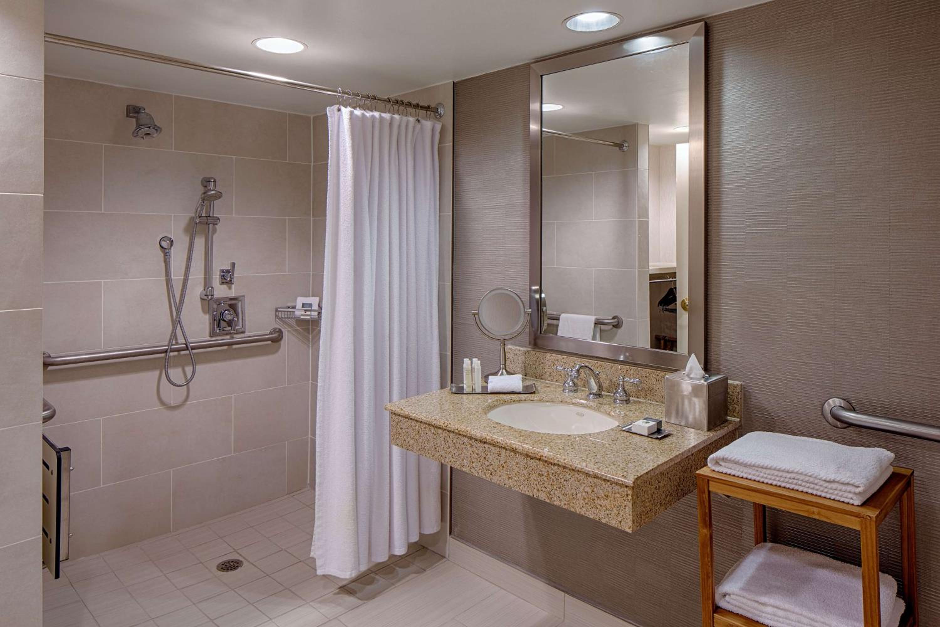 Queen Room with Two Queen Beds and Roll-In Shower - Mobility Access/Non-Smoking - Photo 3