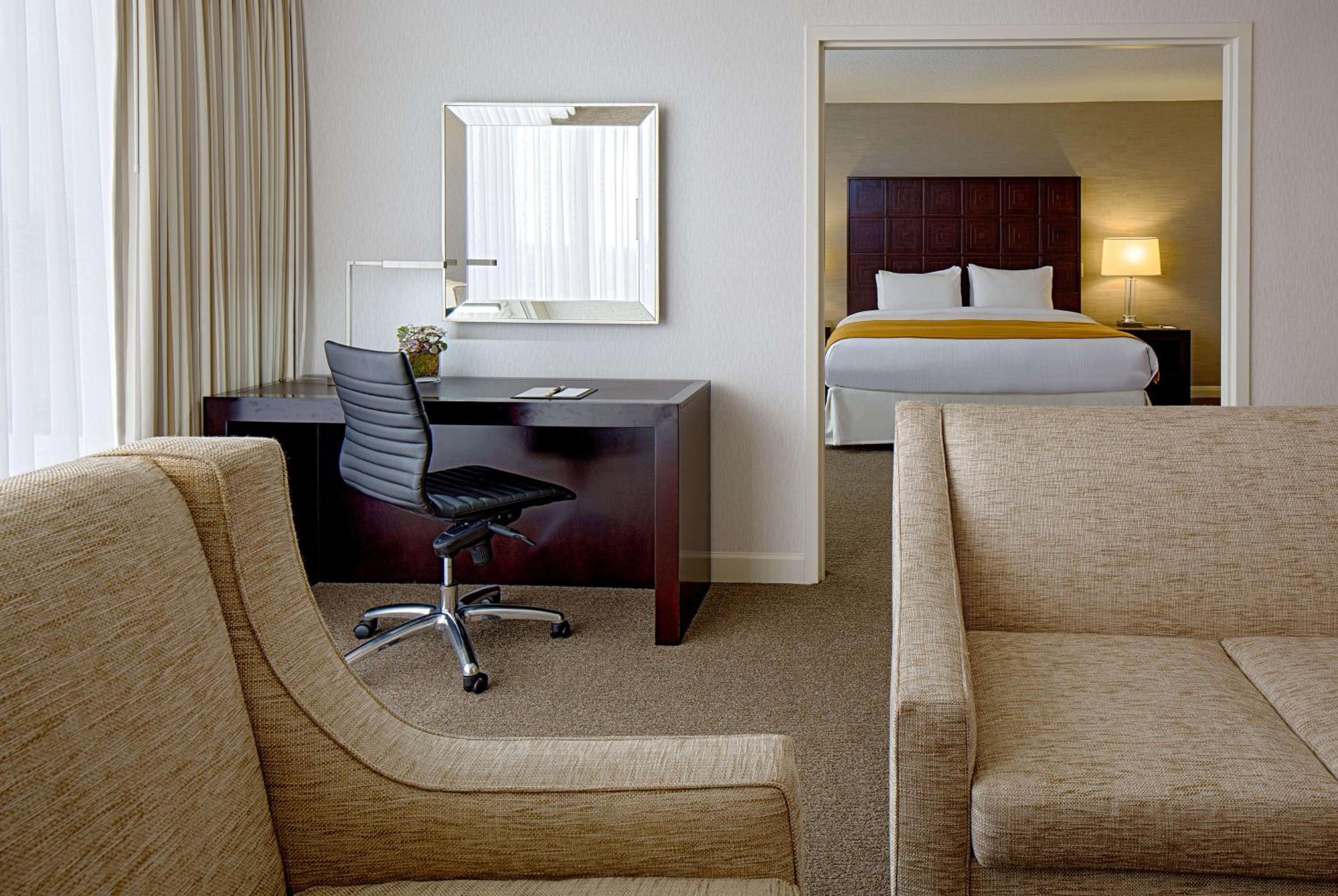 Queen Room with Two Queen Beds - Non-Smoking - Photo 3