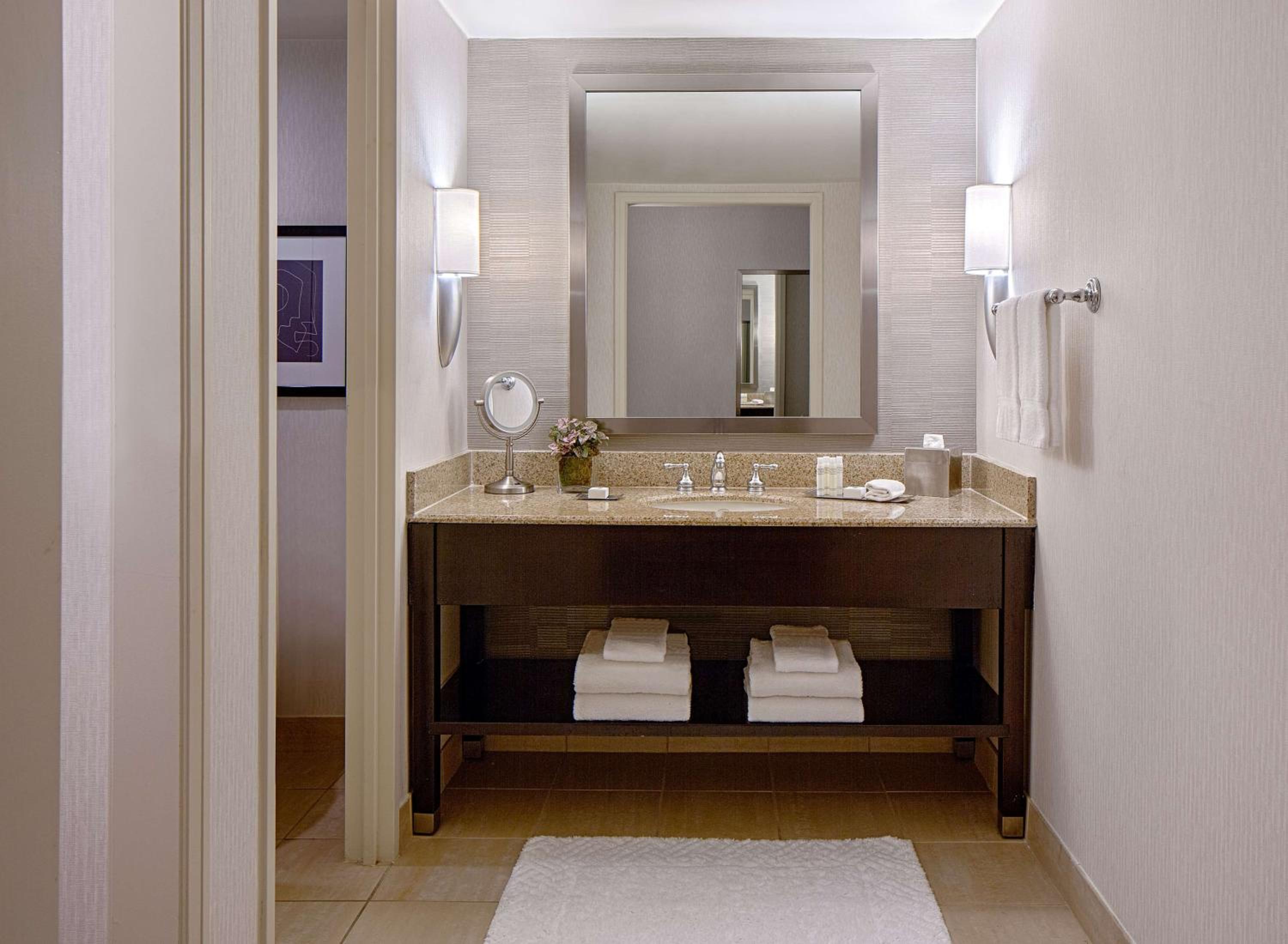 King Room - Non-Smoking - Photo 2