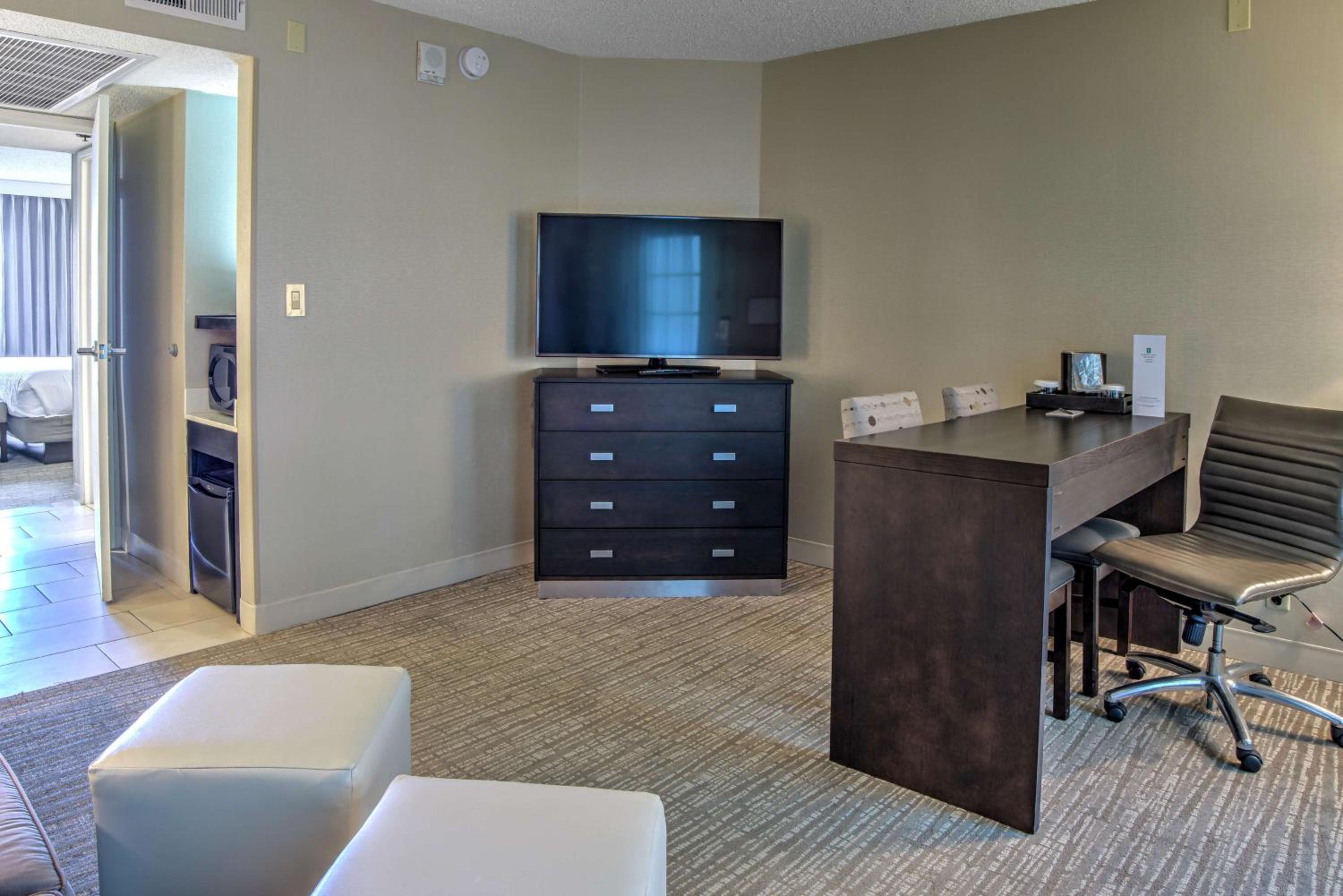 King Suite - Non-Smoking - Photo 2
