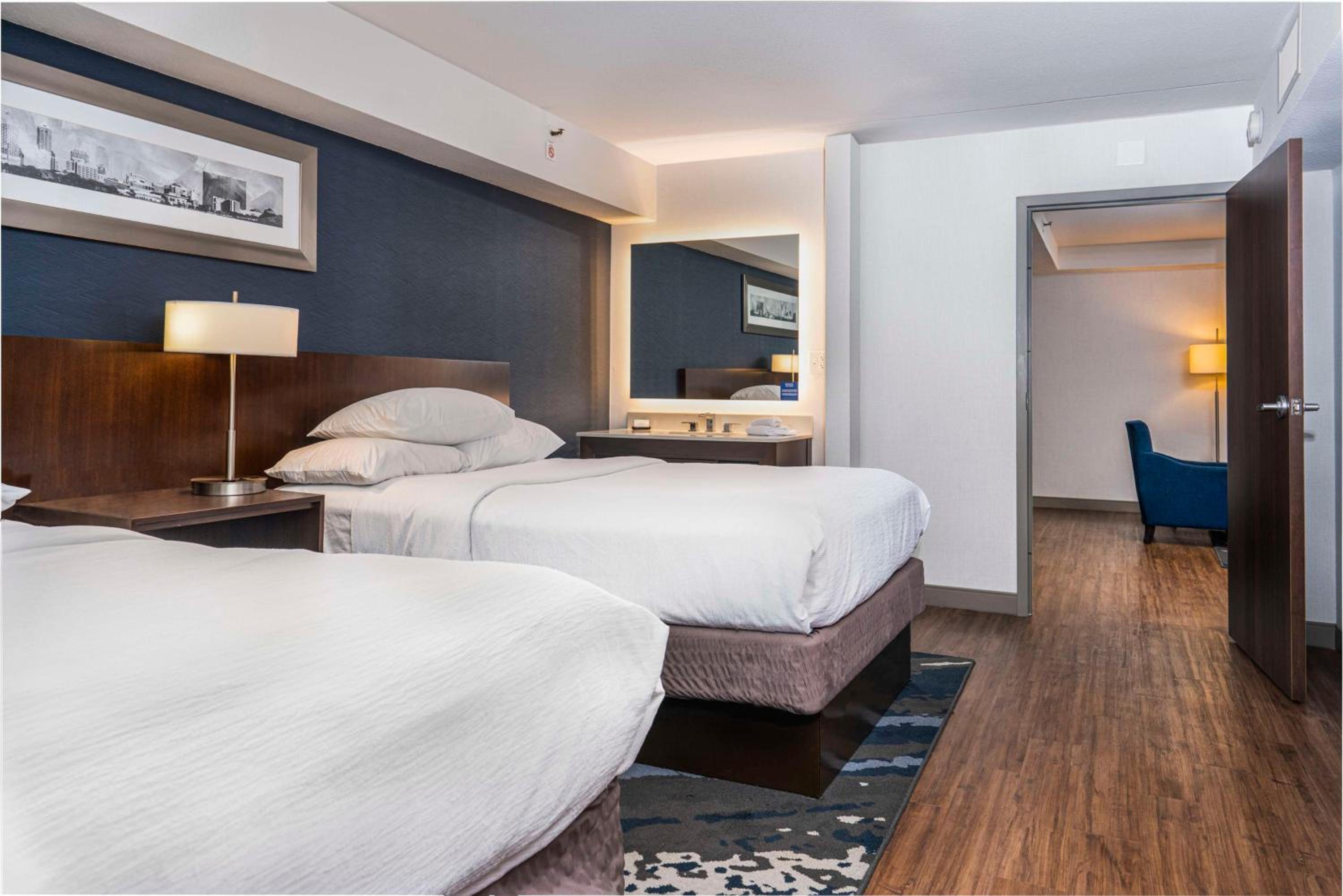 Corner Suite with Two Double Beds - Photo 5