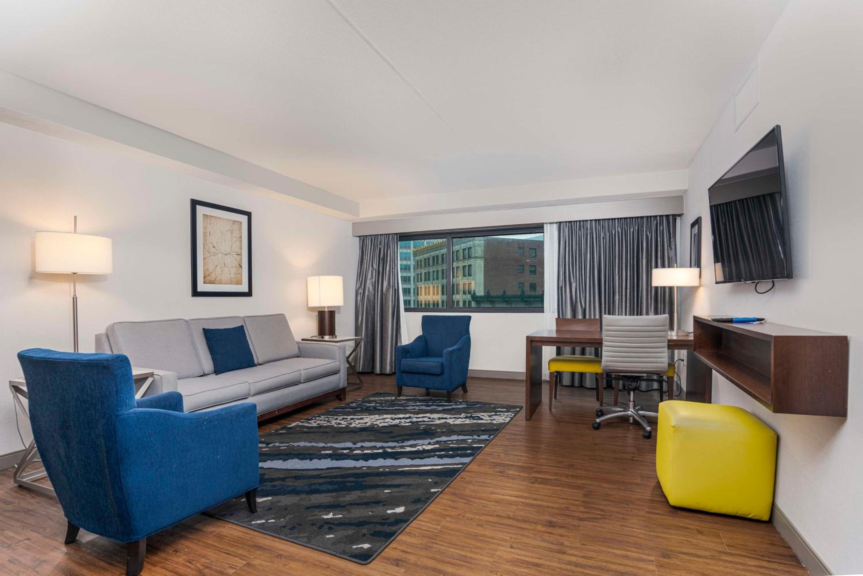Corner Suite with Two Double Beds - Photo 3