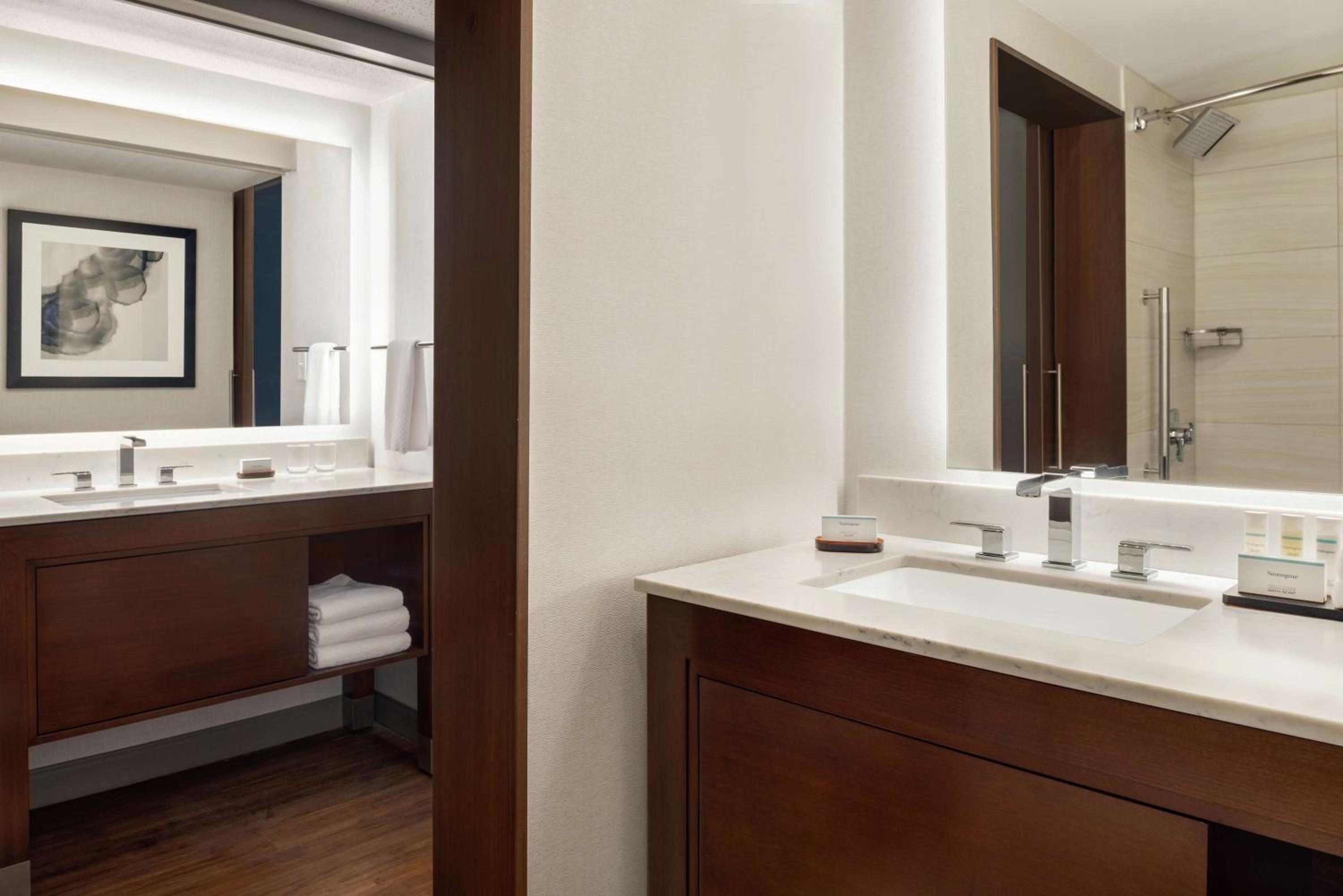 Corner Suite with Two Double Beds - Photo 4
