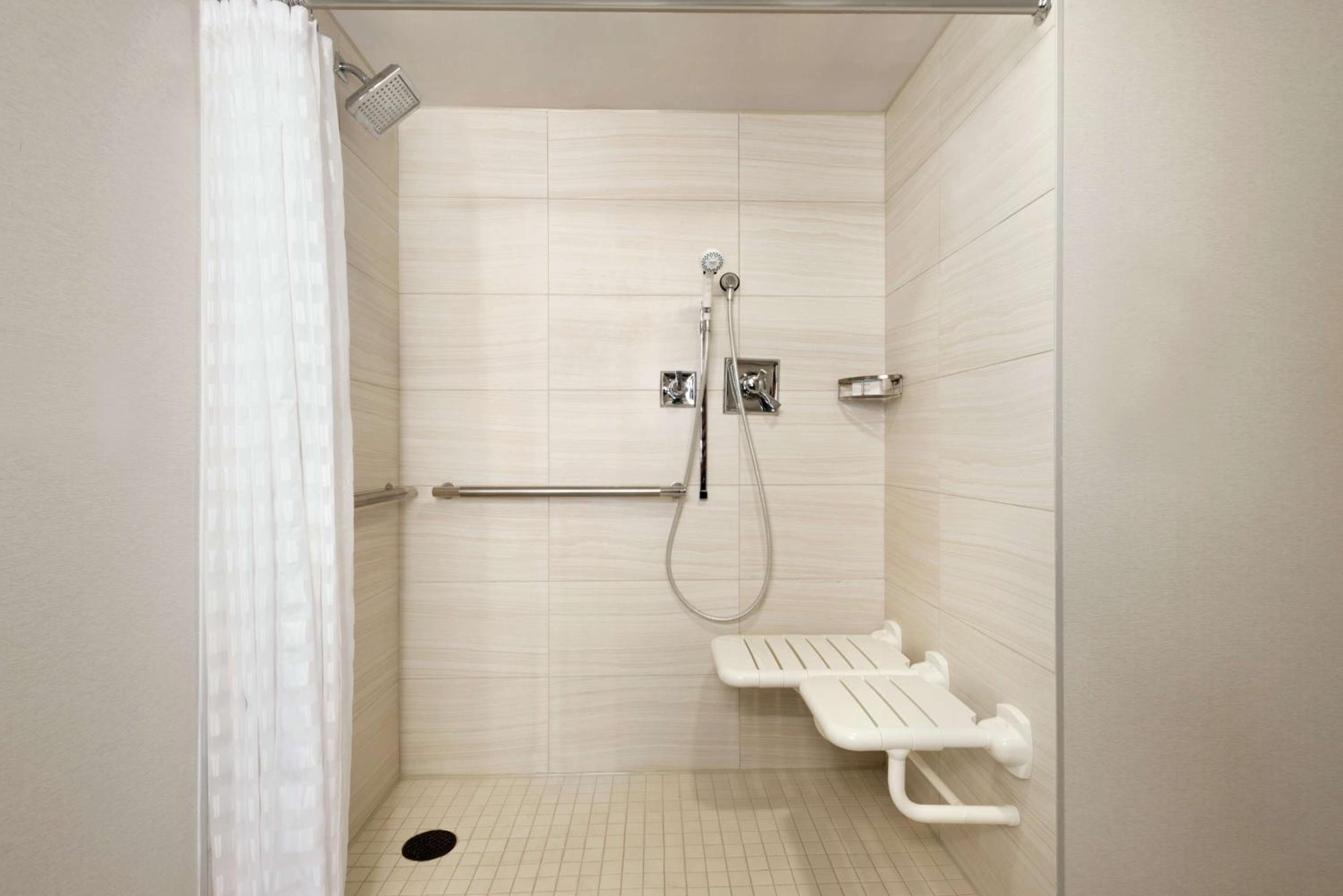 King Suite with Roll-In Shower - Disability Access - Photo 2