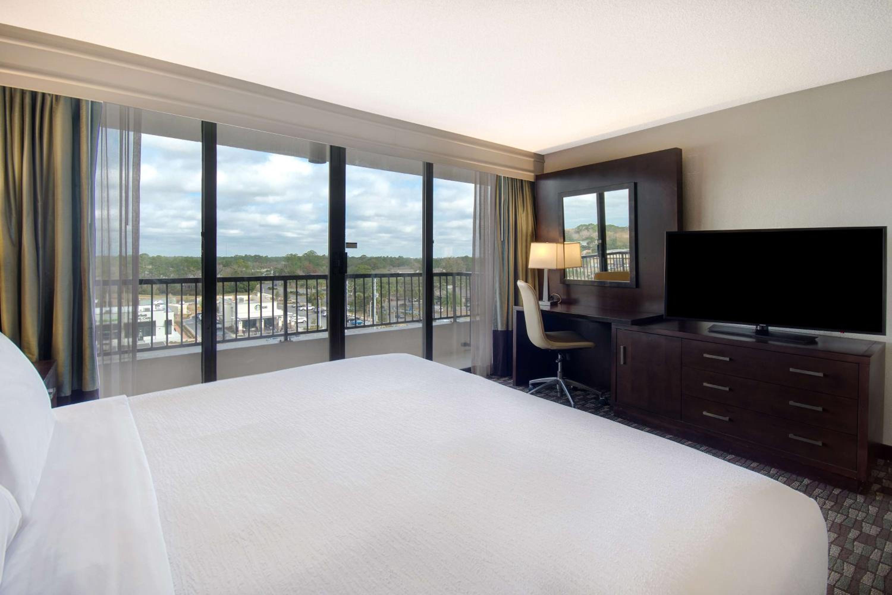 King Room with Balcony - Non-Smoking - Photo 4