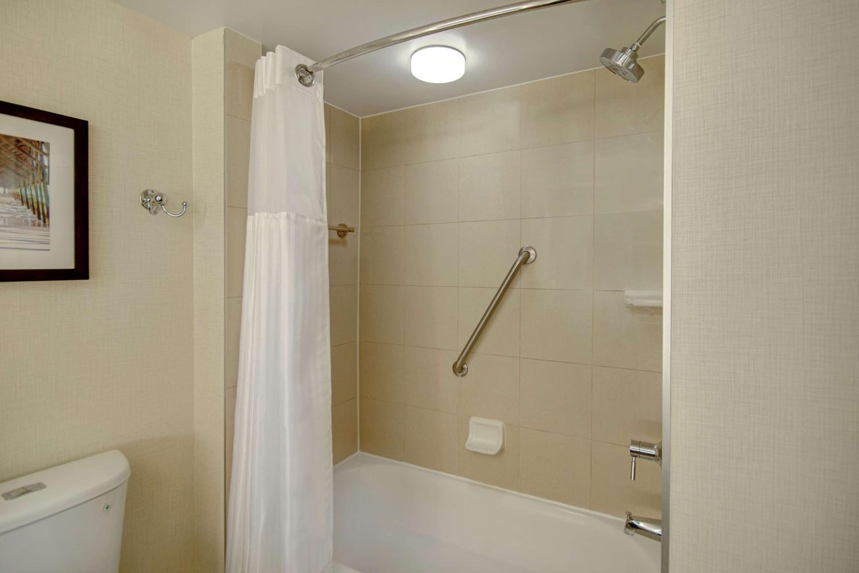 King Suite - Non-Smoking - Photo 2