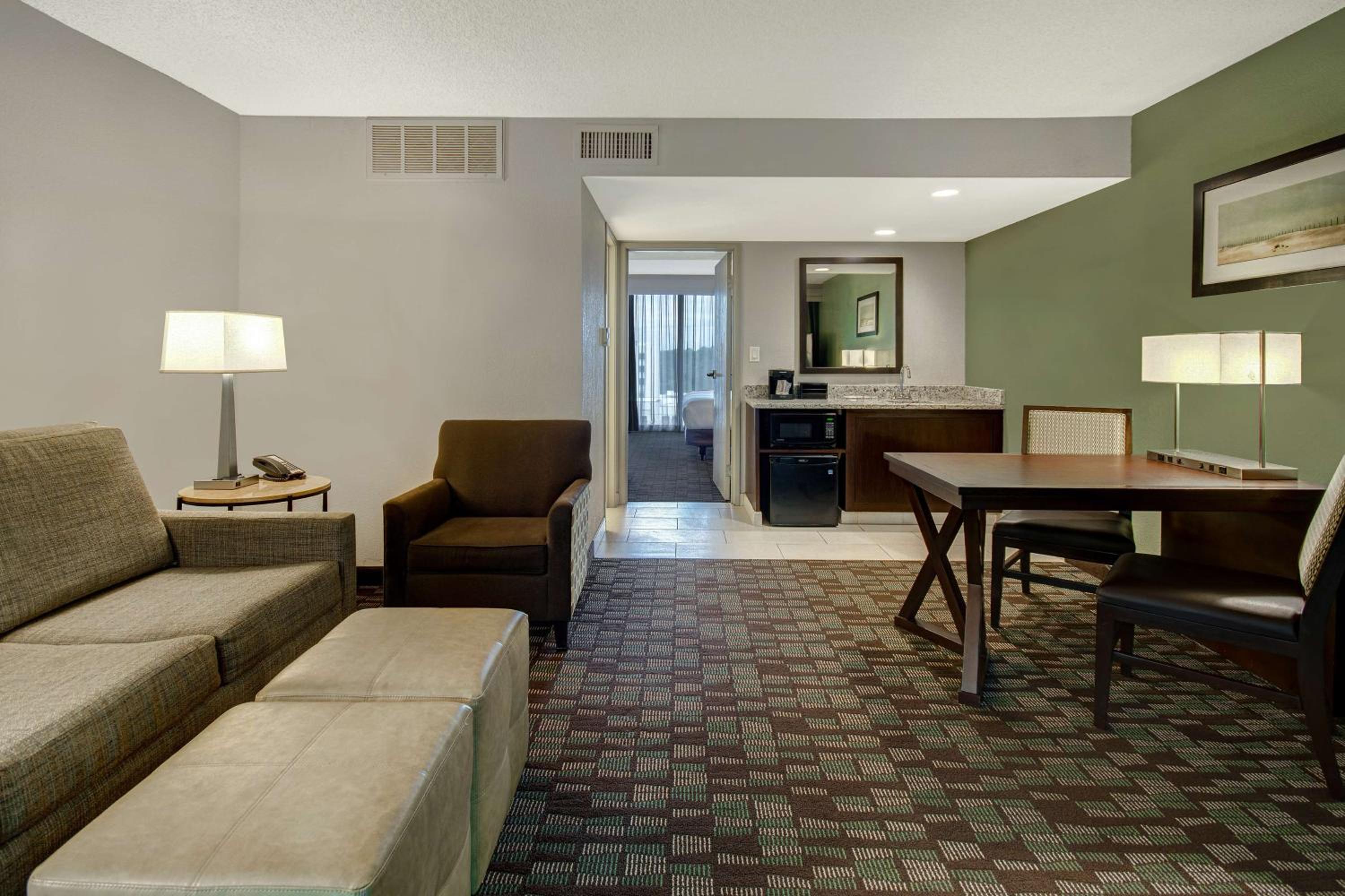One-Bedroom King Suite - Non-Smoking - Photo 3