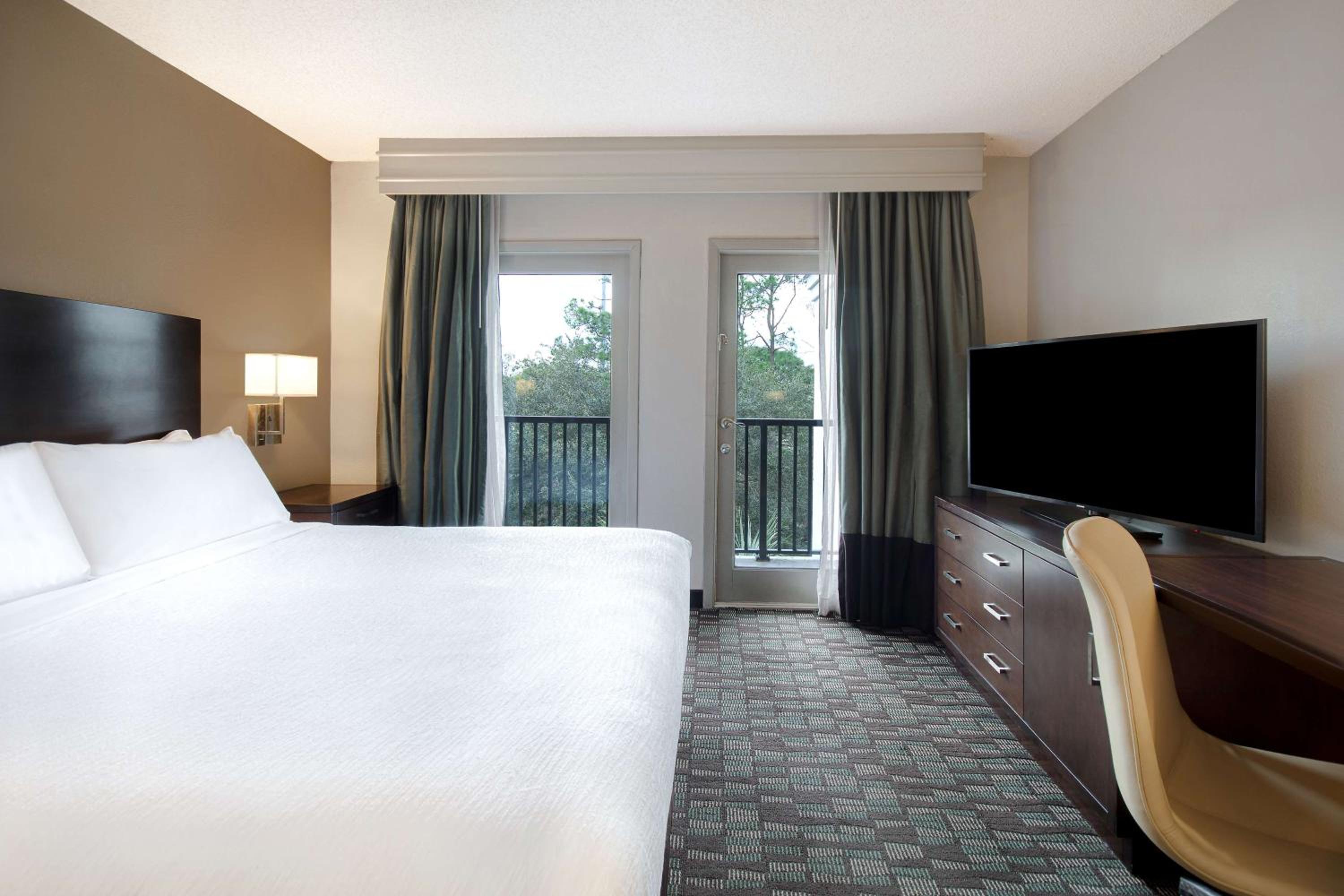 Executive King Room with Balcony - Non-Smoking - Photo 1