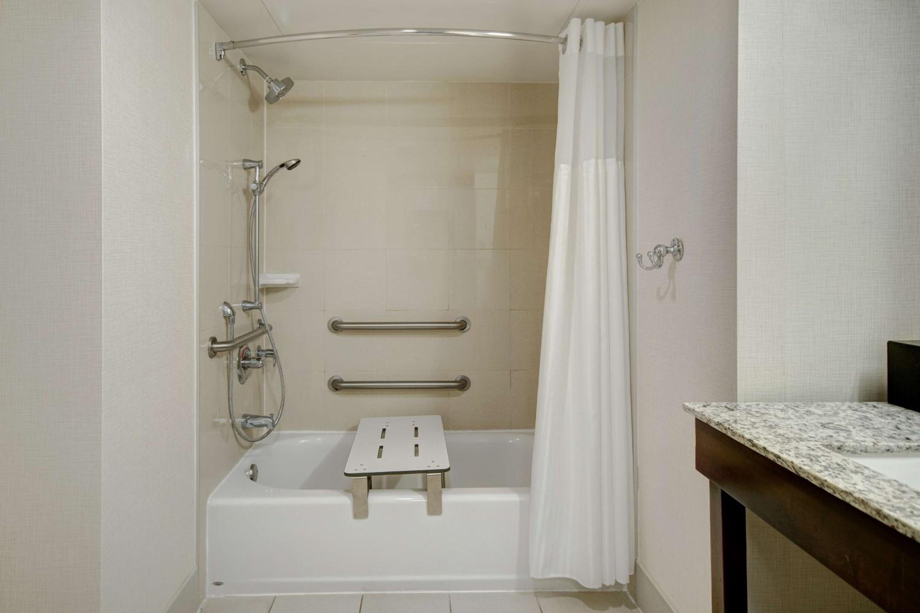 One-Bedroom King Suite - Mobility/Hearing Accessible - Photo 2
