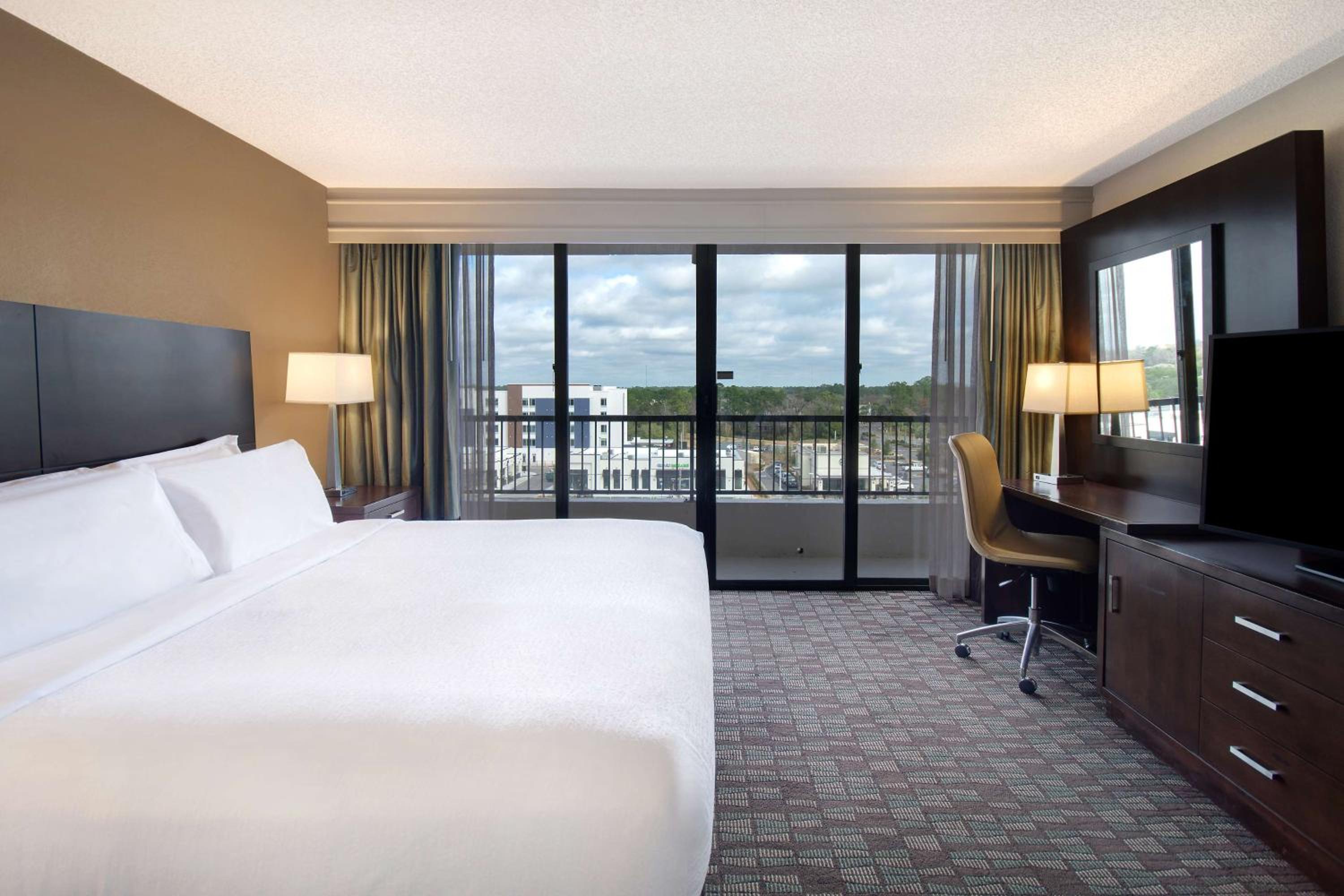 King Room with Balcony - Non-Smoking - Photo 3