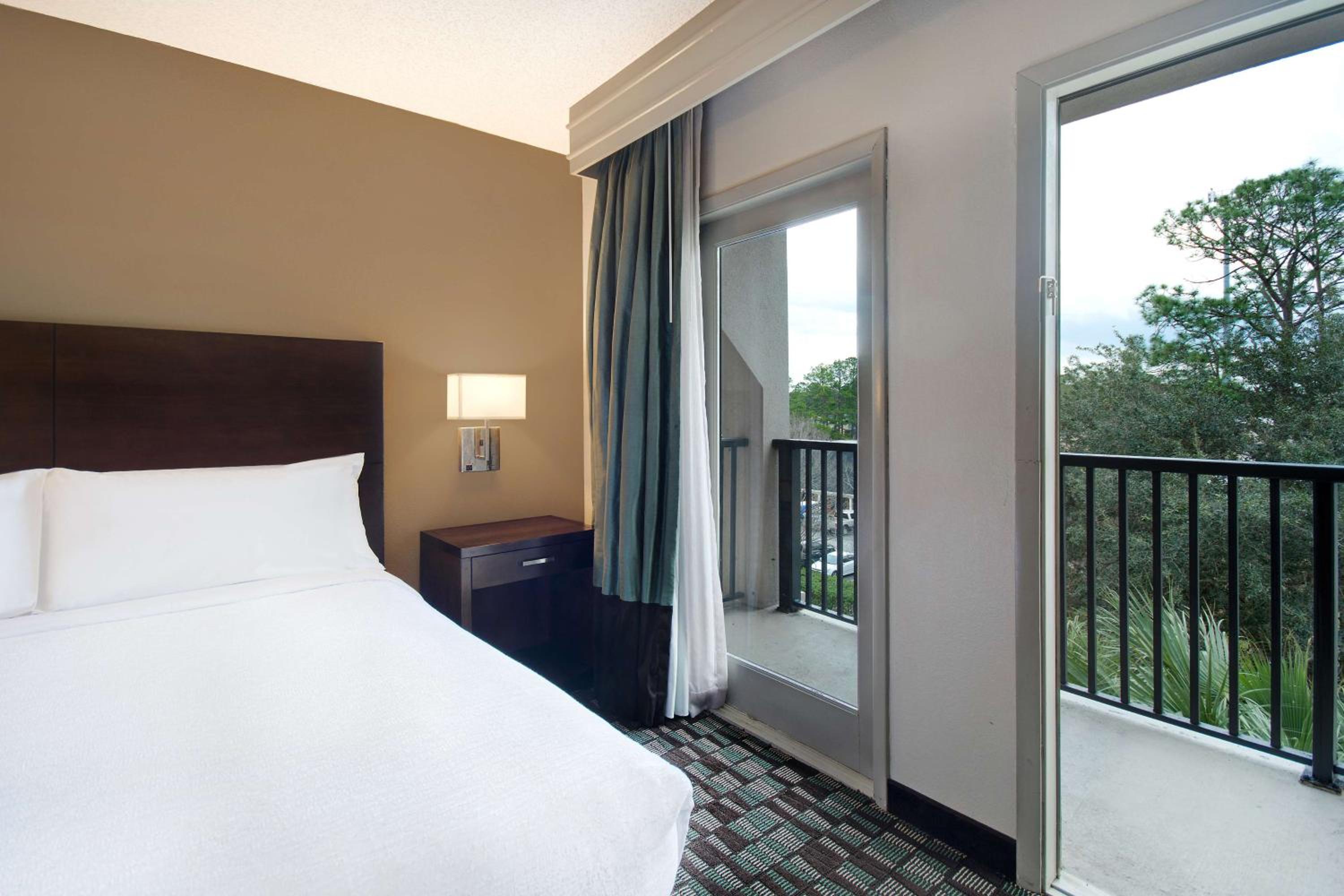 Executive King Room with Balcony - Non-Smoking - Photo 3