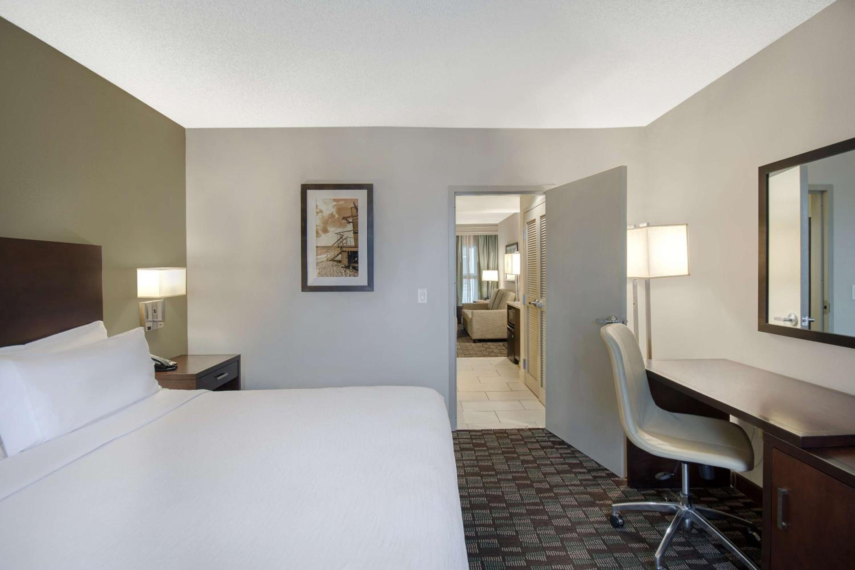 King Suite - Non-Smoking - Photo 3