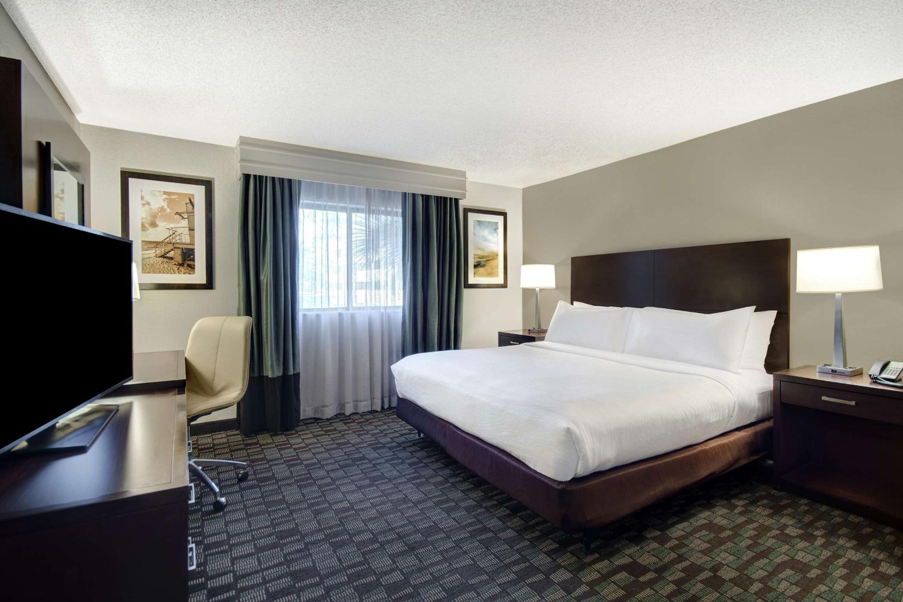 King Room with Disability/Hearing Accessible with Roll-in Shower - Photo 4
