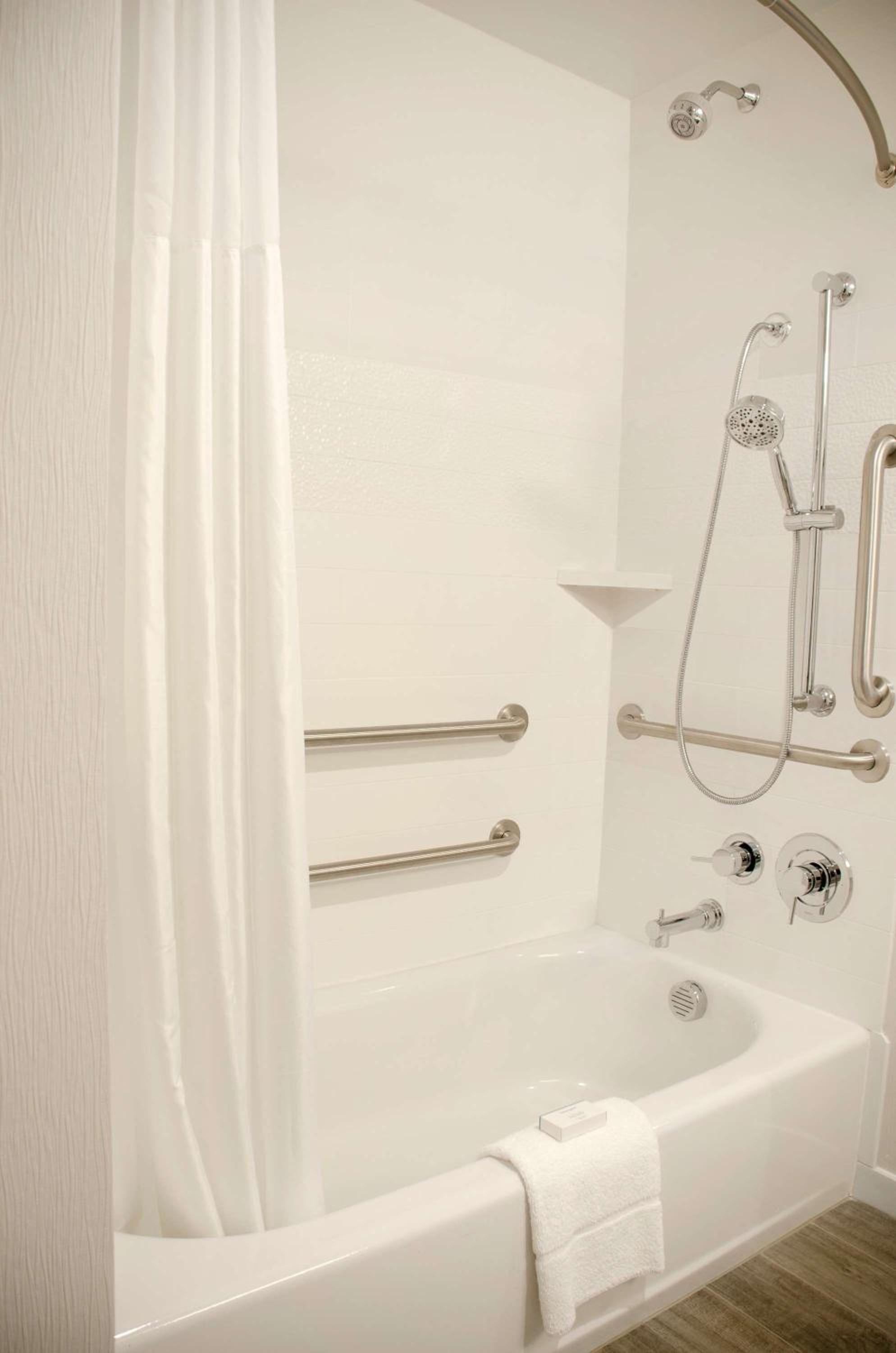 Queen Room with Two Queen Beds and Bath Tub - Mobility and Hearing Access/Non-Smoking photo 2