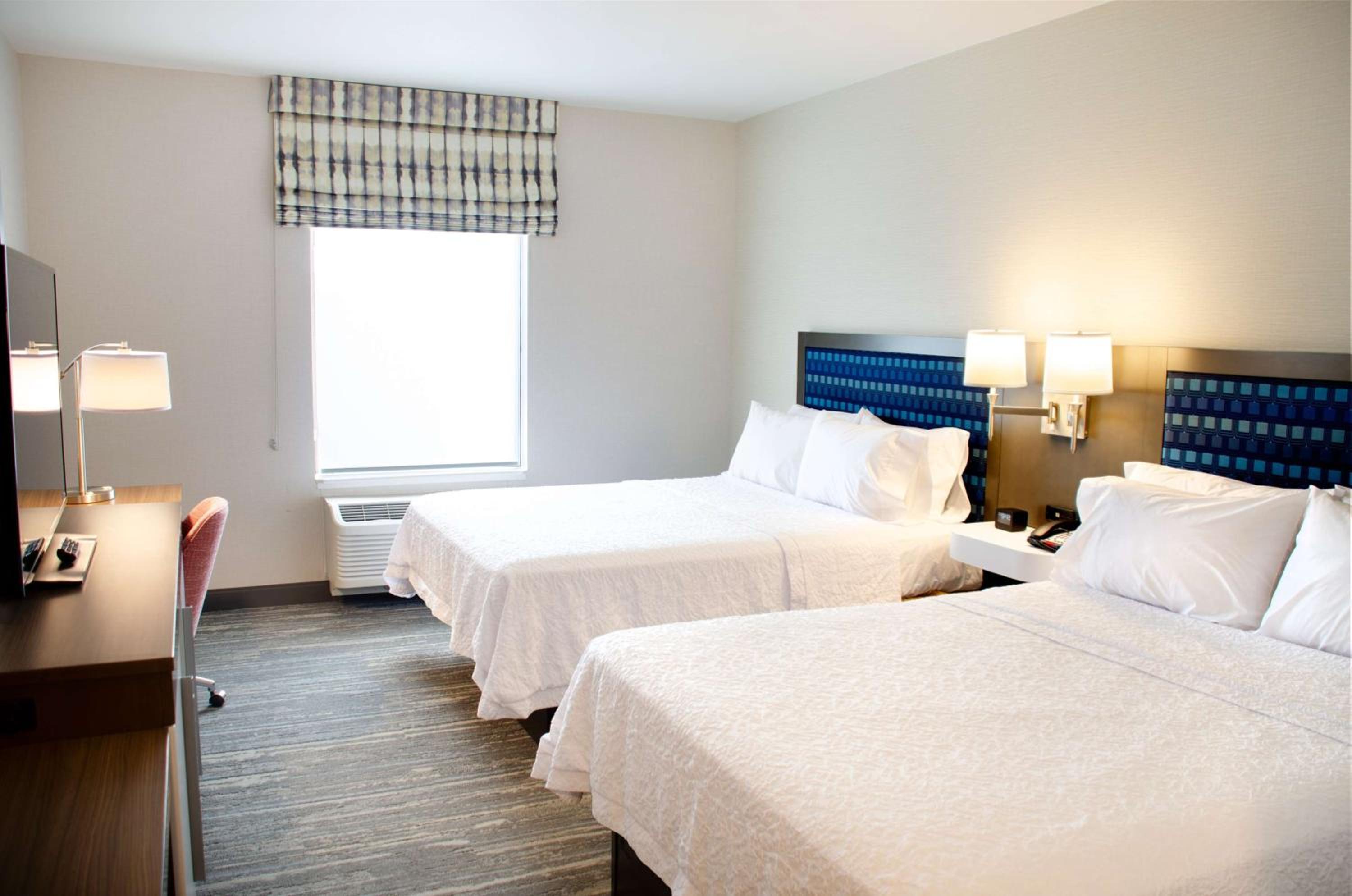 Queen Room with Two Queen Beds - Non-Smoking photo 2