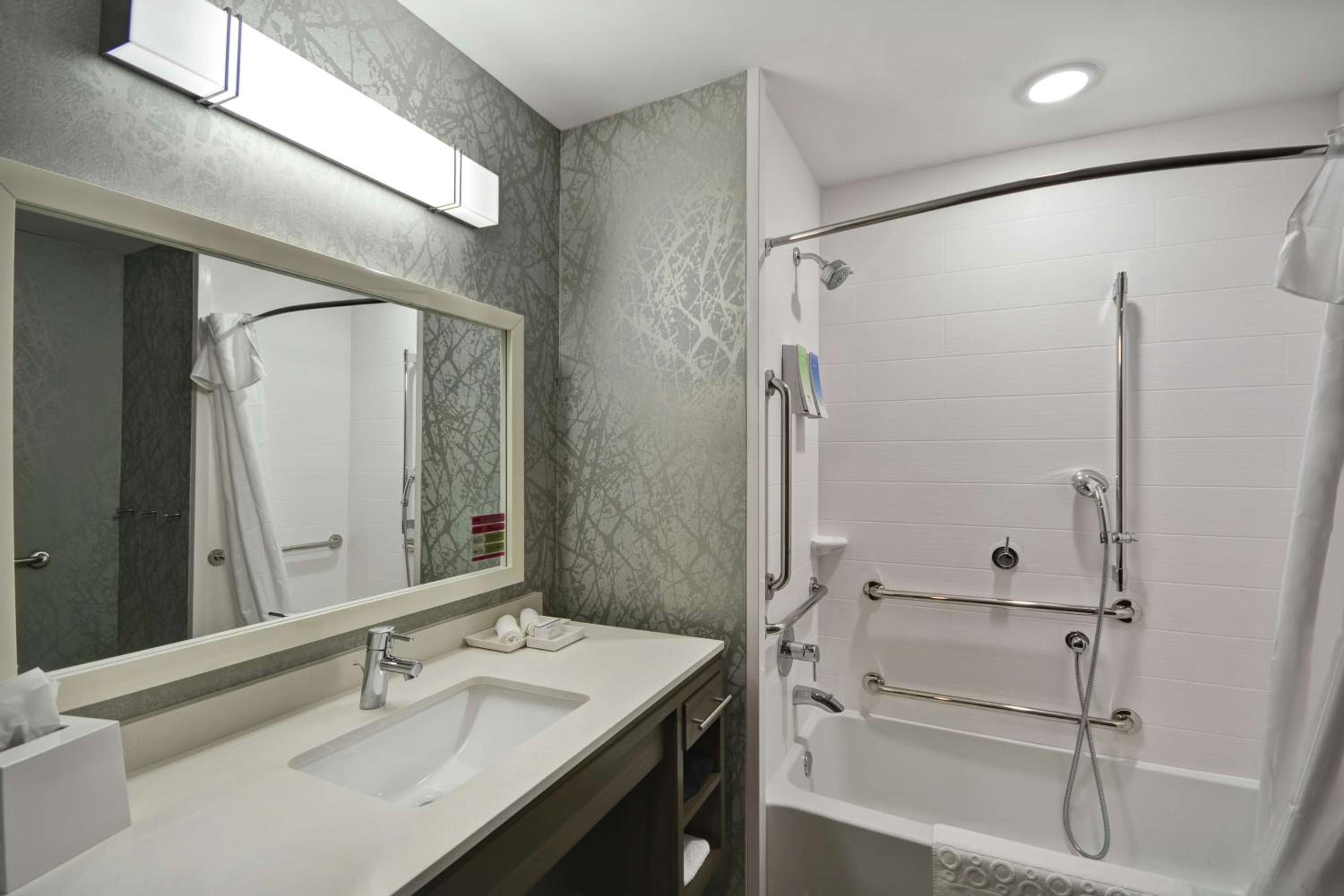 Queen Studio with Two Queen Beds - Mobility Access/Non-Smoking - Photo 3