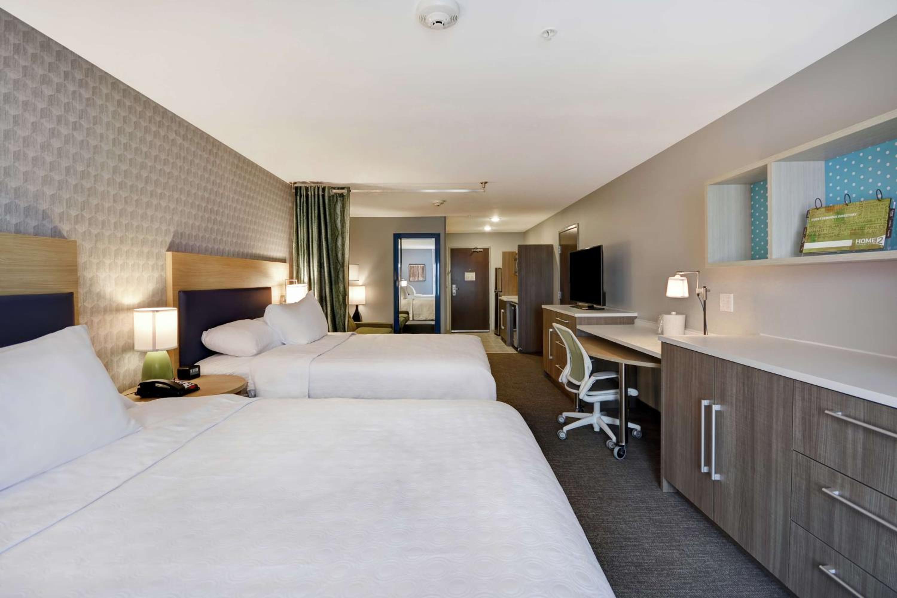 Queen Studio with Two Queen Beds - Non-Smoking - Photo 3