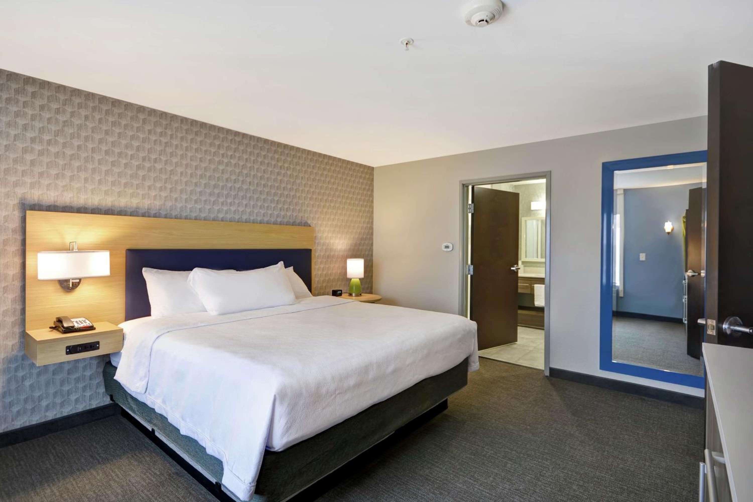 One-Bedroom King Suite - Non-Smoking - Photo 2